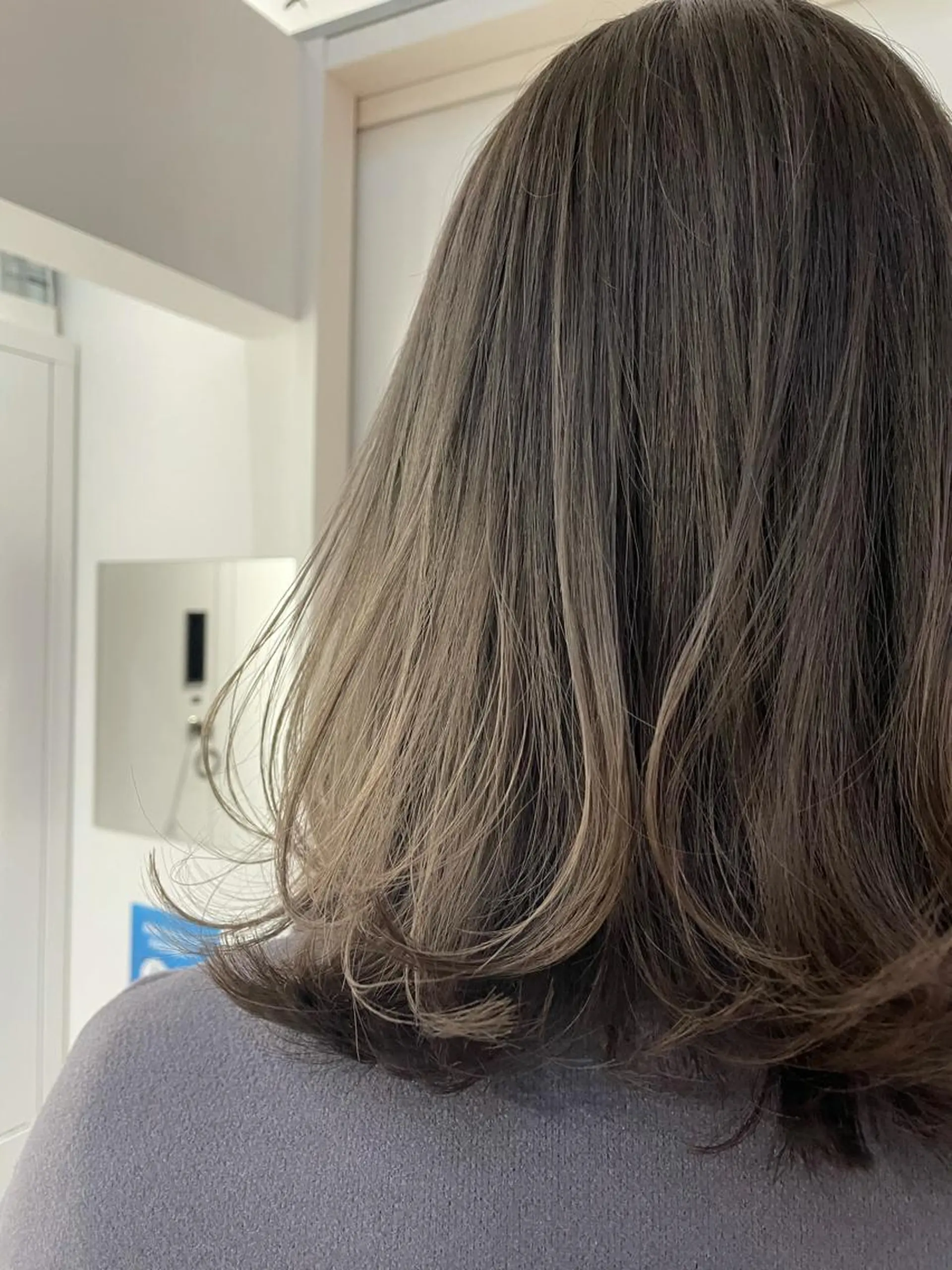 ミディアム カラー miyu ハイトーン/レイヤーのヘアスタイル