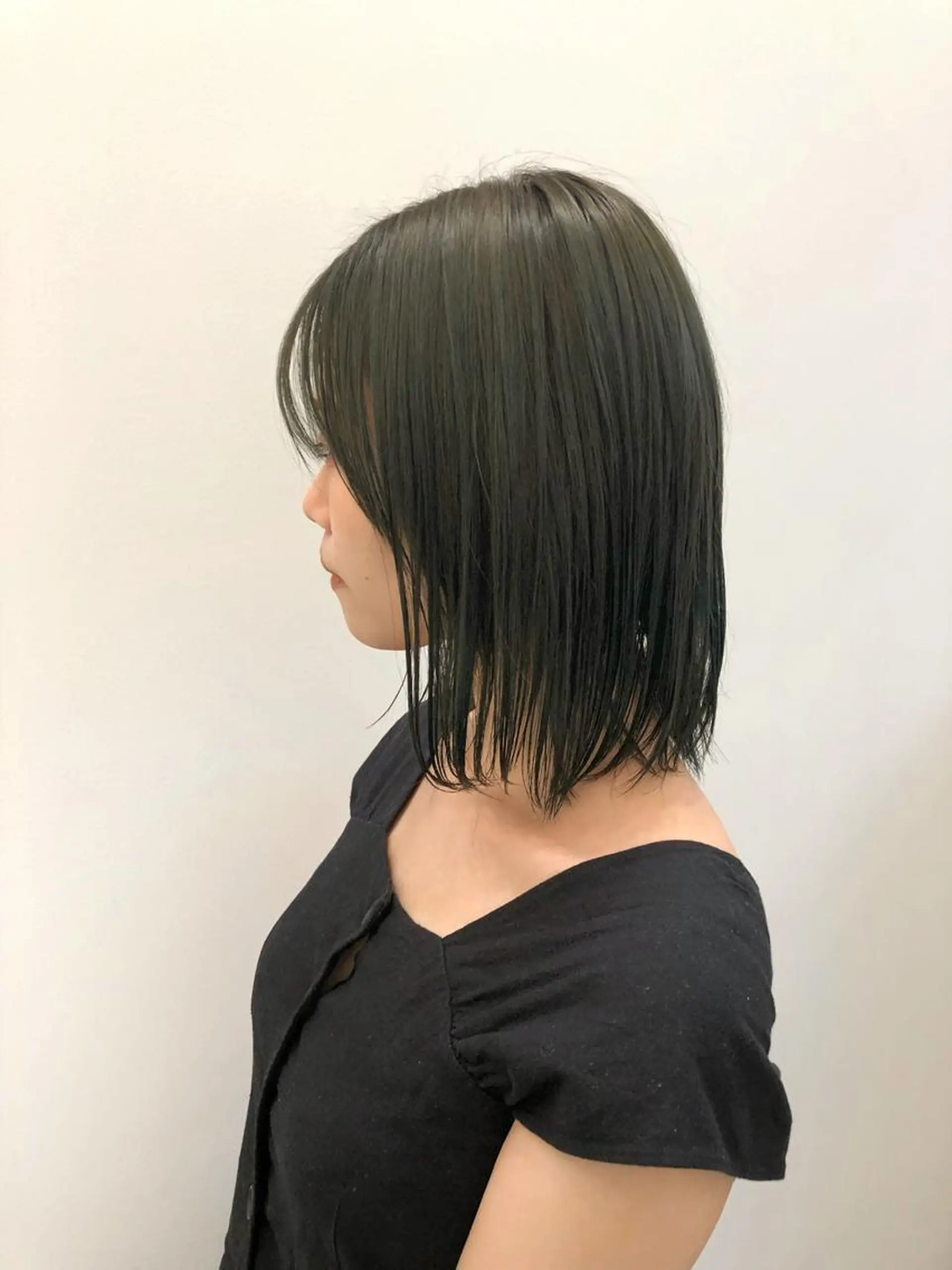 ミディアム カラー グレージュ オリーブカラー オリーブグレージュ オリーブグレー 柏木 彩花のヘアスタイル