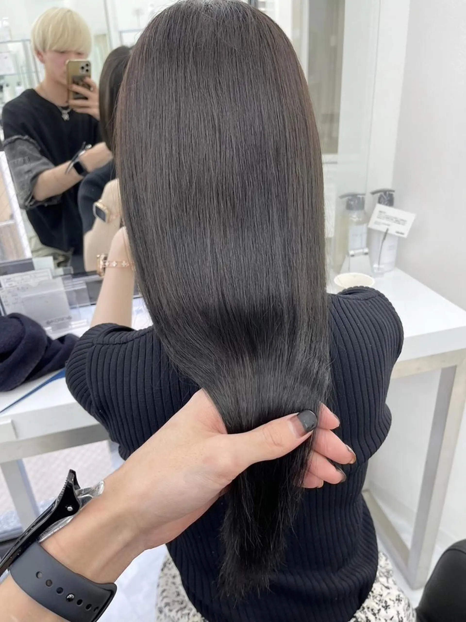 カラー 韓国🇰🇷トレンド レイヤーカット🩶のヘアスタイル