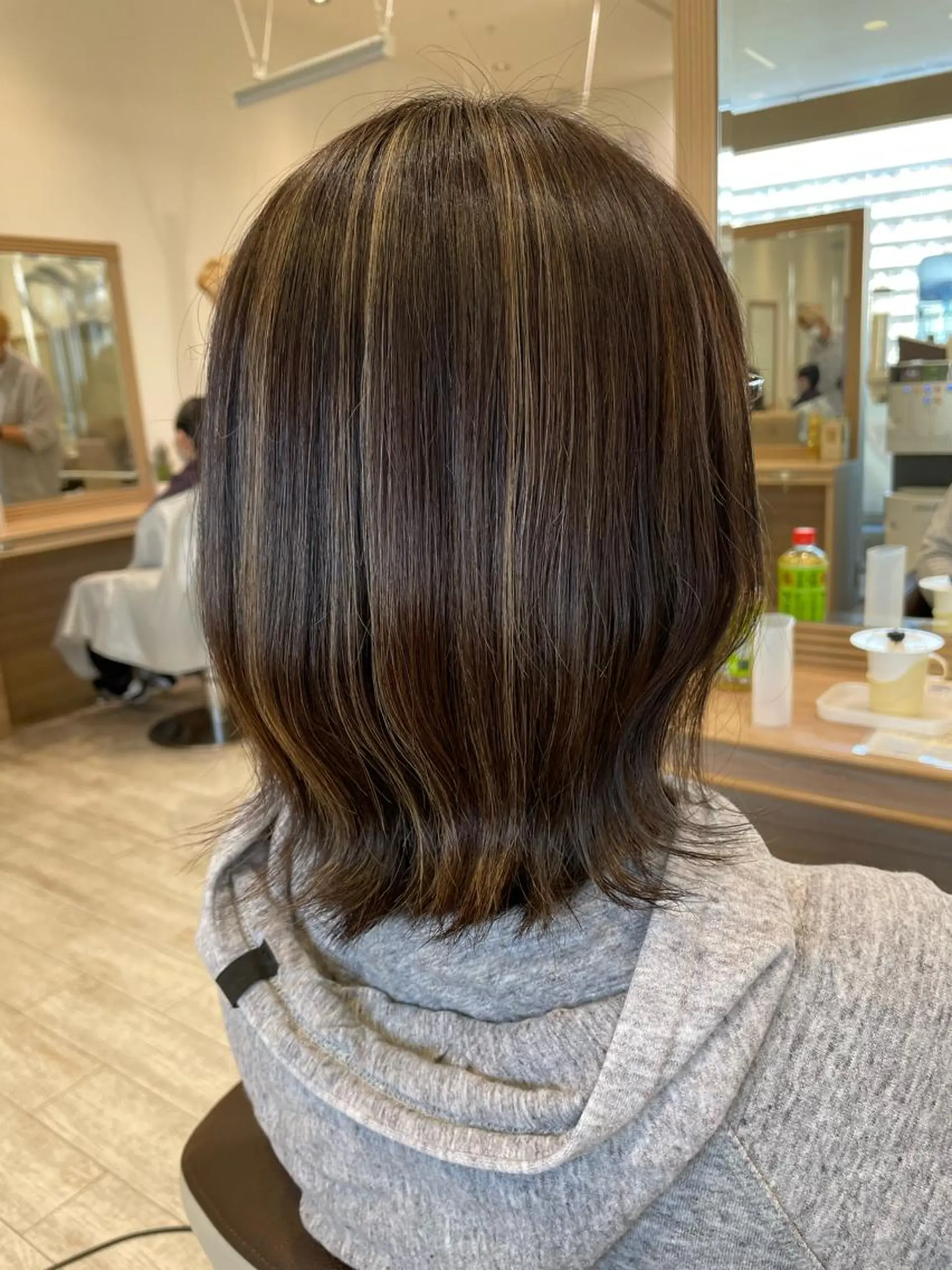 ミディアム カラー アッシュ ベージュカラー ハイライトカラー ハイライト 加藤 未歩のヘアスタイル