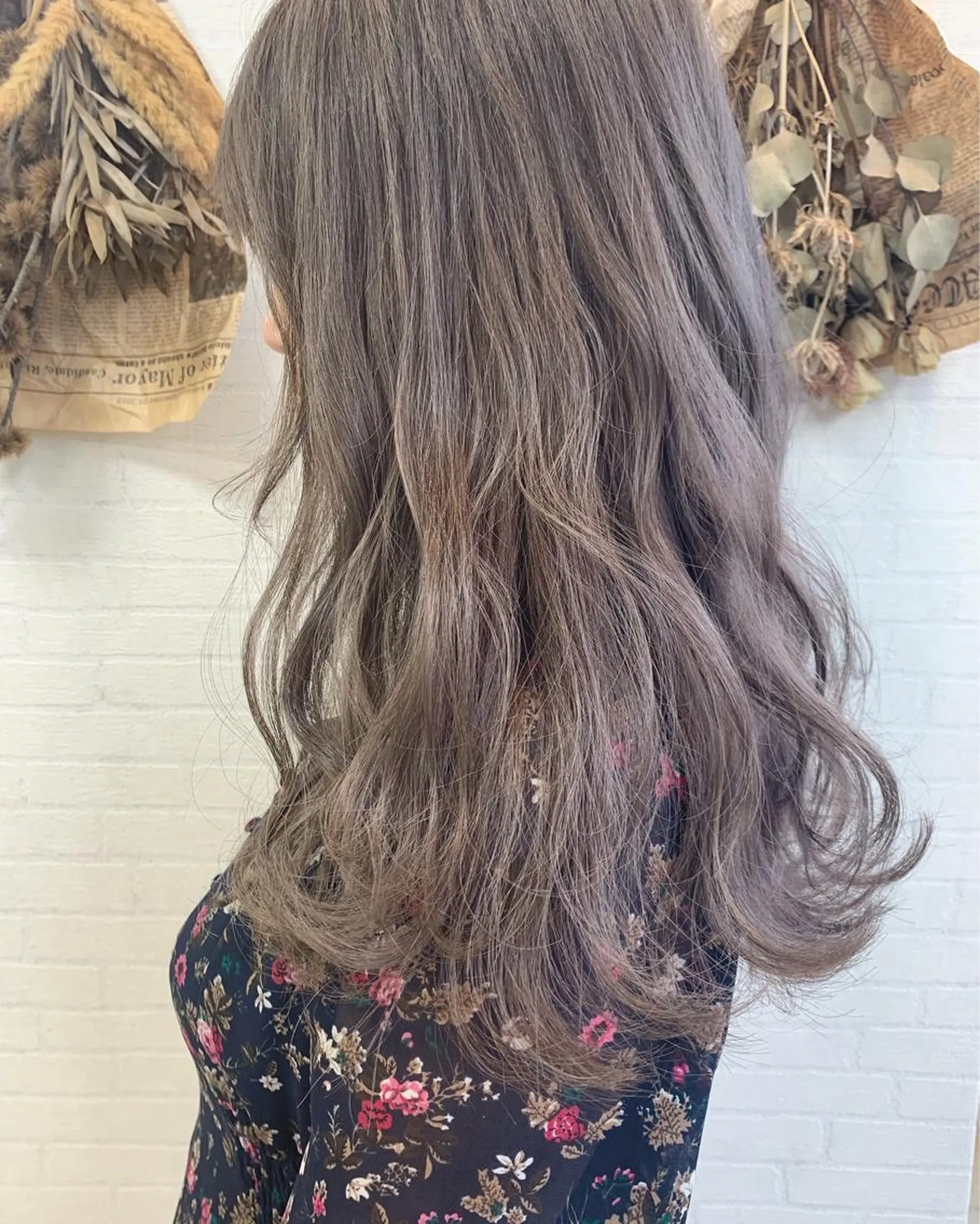 ロング カラー ブリーチ グレージュ ハイトーンカラー ミルクティーグレージュ 立川 奈那子のヘアスタイル