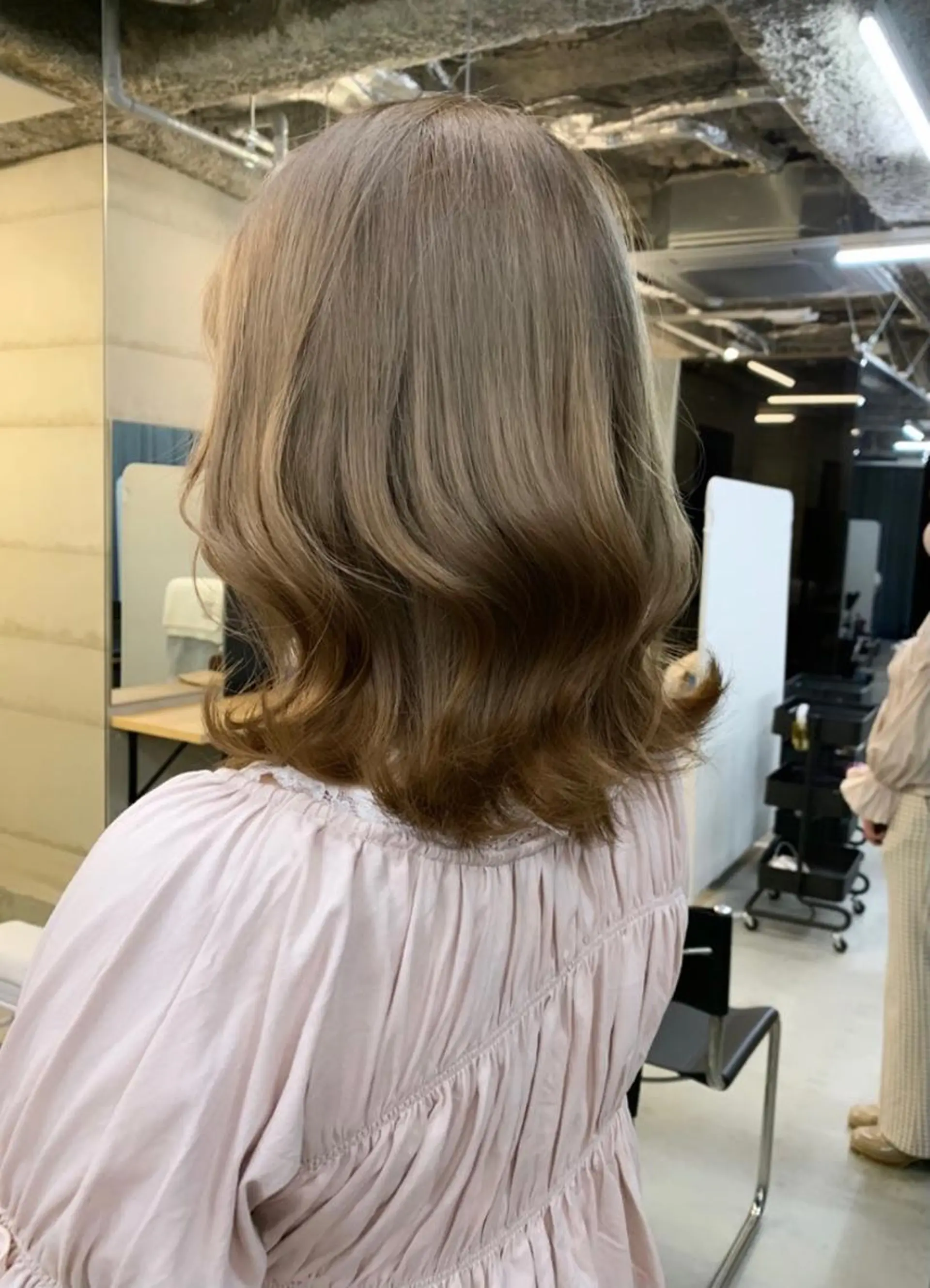 ミディアム カラー イヤリングカラー グレージュ インナーカラー くびれヘア 髪質改善 カット ヘアカラー トリートメント ヘッドスパ 透明感/オリーブ/ グレージュ/YUKAのヘアスタイル