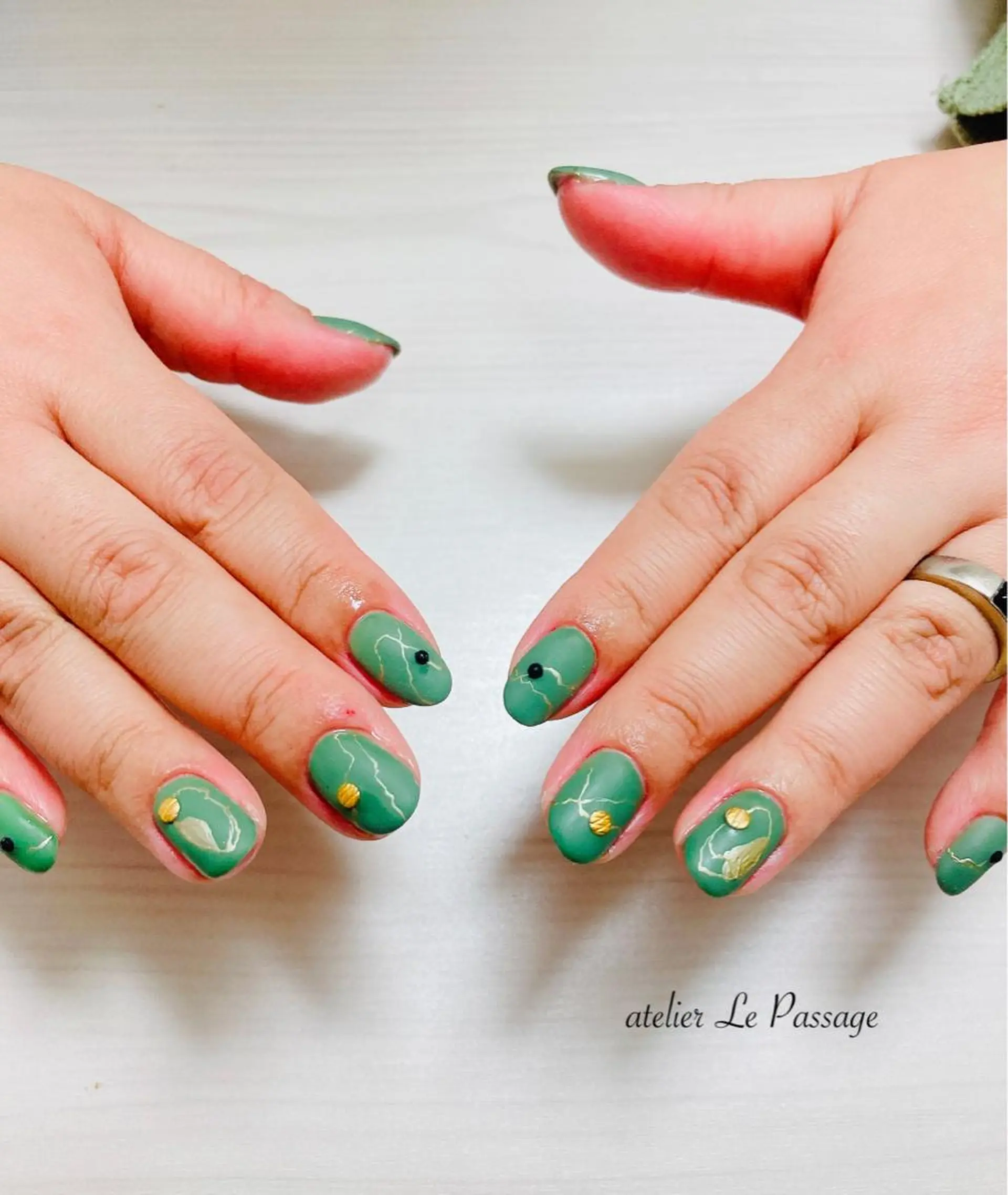 ネイル ジェルネイル グリーン マットネイル ニュアンスネイル パラジェル h nakatsukaのネイルデザイン