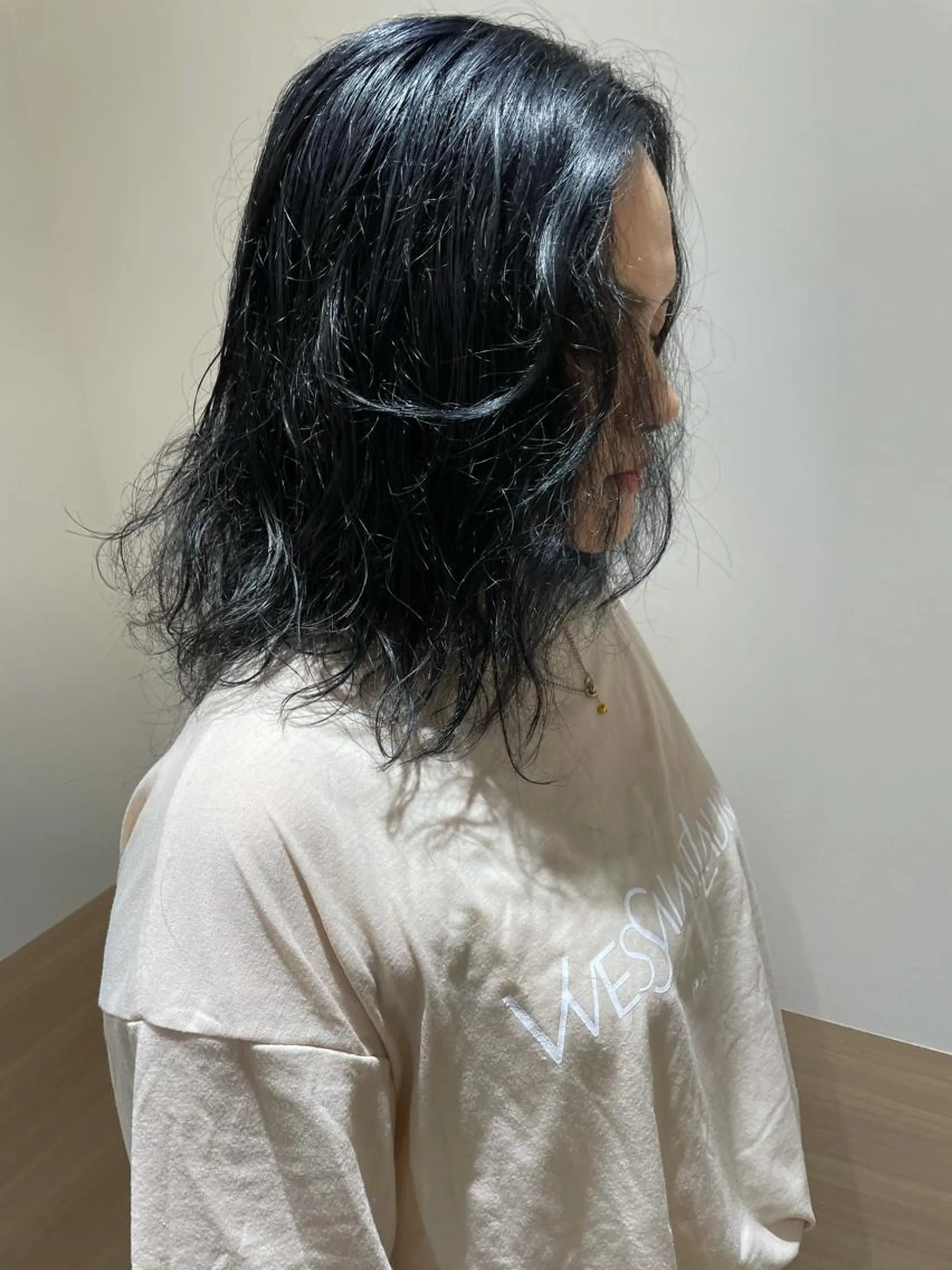 ミディアム カラー ミディアムパーマ 黒髪 ブリーチ ブルーカラー ブルーブラック ヘアカラー 天野 瑠真のヘアスタイル