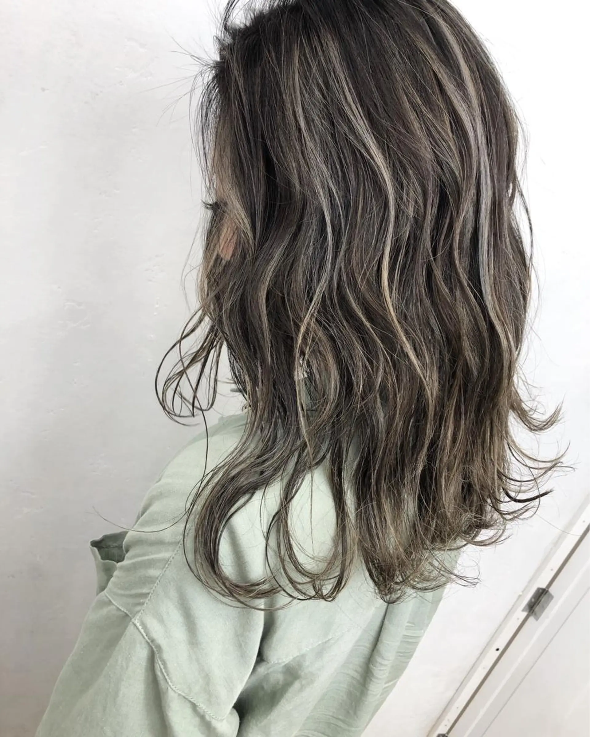 セミロング カラー ハイライトカラー ハイライト ヘアカラー トリートメント ブリーチカラーレイヤ ーカット🦋annaのヘアスタイル