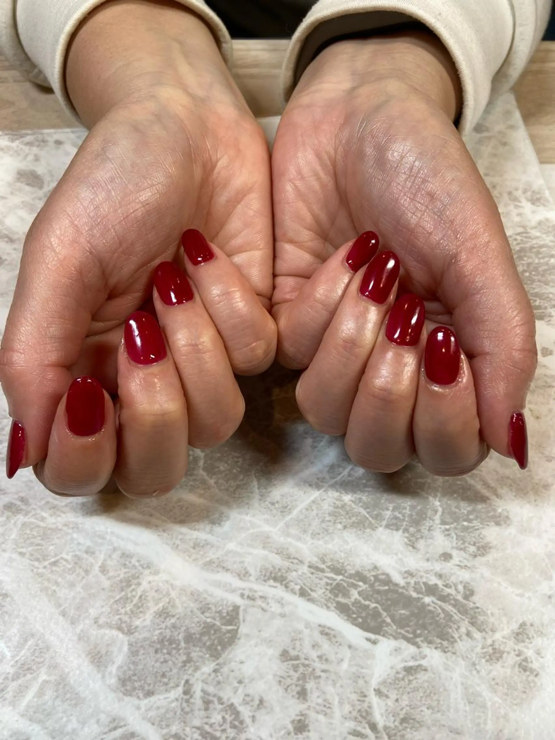 ミディアム ネイル ワンカラーネイル 赤色 冬ネイル ハンドネイル ネイルサロン ステラのネイルデザイン