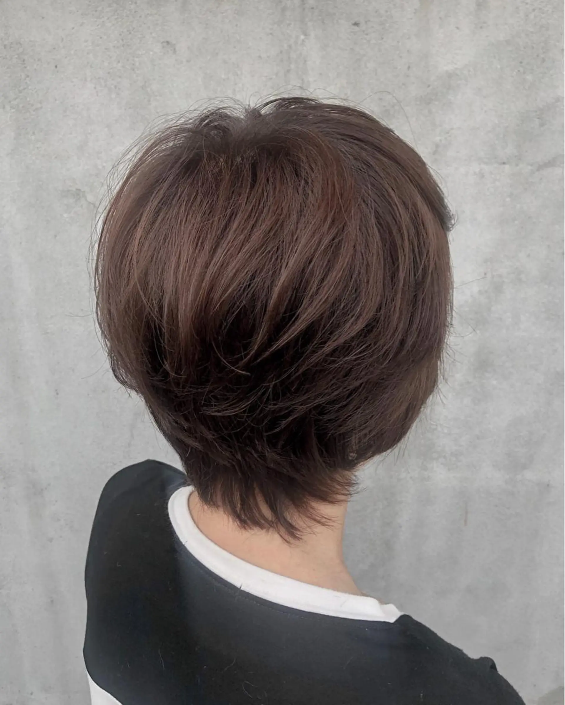 ショート カラー アッシュ ベージュカラー くせ毛 ショートヘア 佐藤 美聡のヘアスタイル