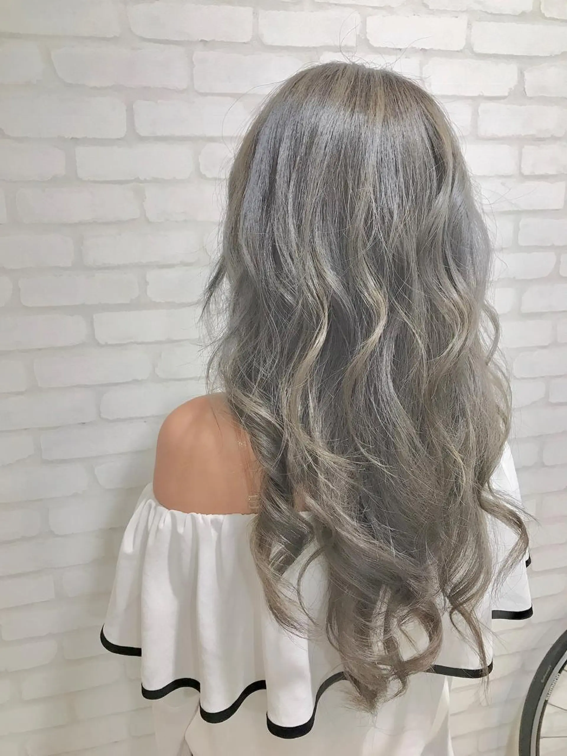 ロング アッシュ ハイライト レイヤーカット Selene hair OSAKAのヘアスタイル