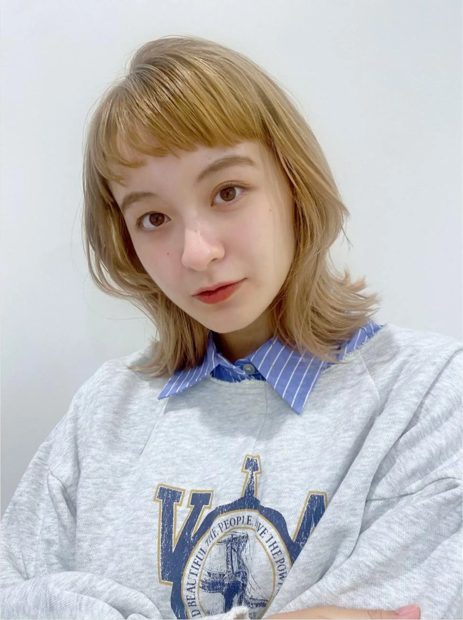 ミディアム カラー カット ヘアカラー 小顔レイヤー/ ベージュ🤍Rieのヘアスタイル