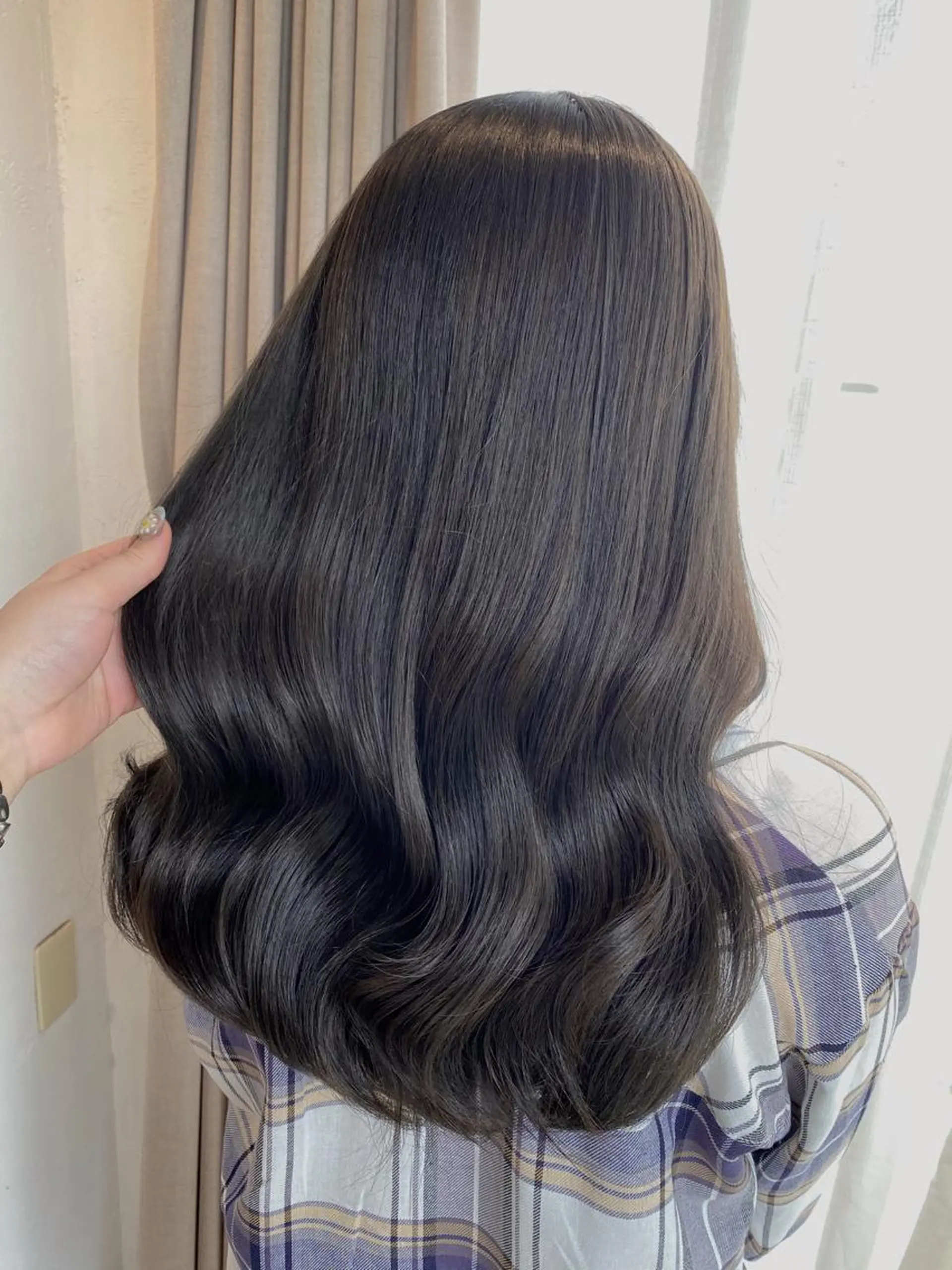 ミディアム カラー nailist mana𖤐´-のネイルデザイン