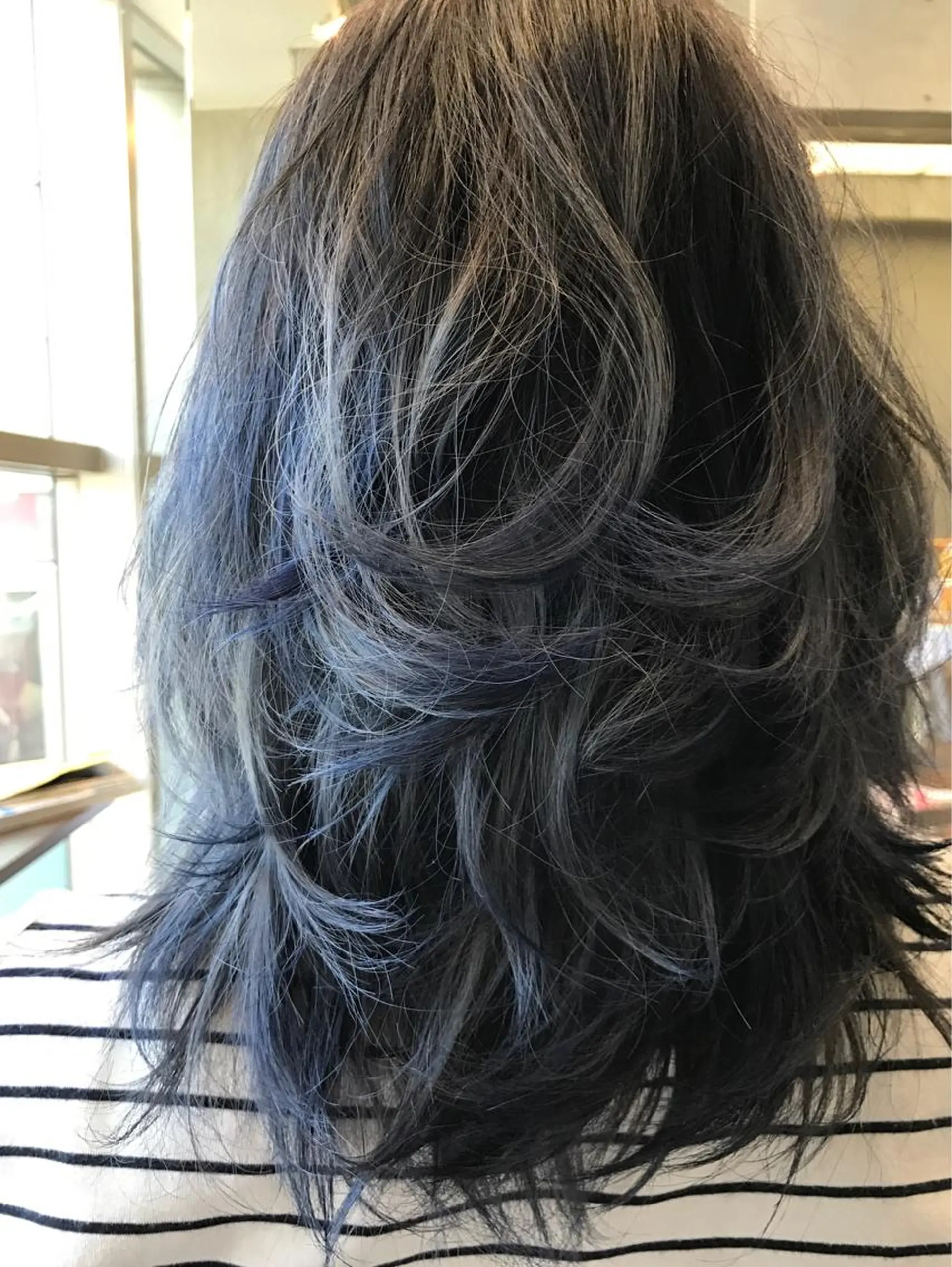 ミディアム カラー ブルーカラー グラデーションカラー ハイライトカラー ネイビーカラー ハイライト 大栗 佑也  髪質改善のヘアスタイル