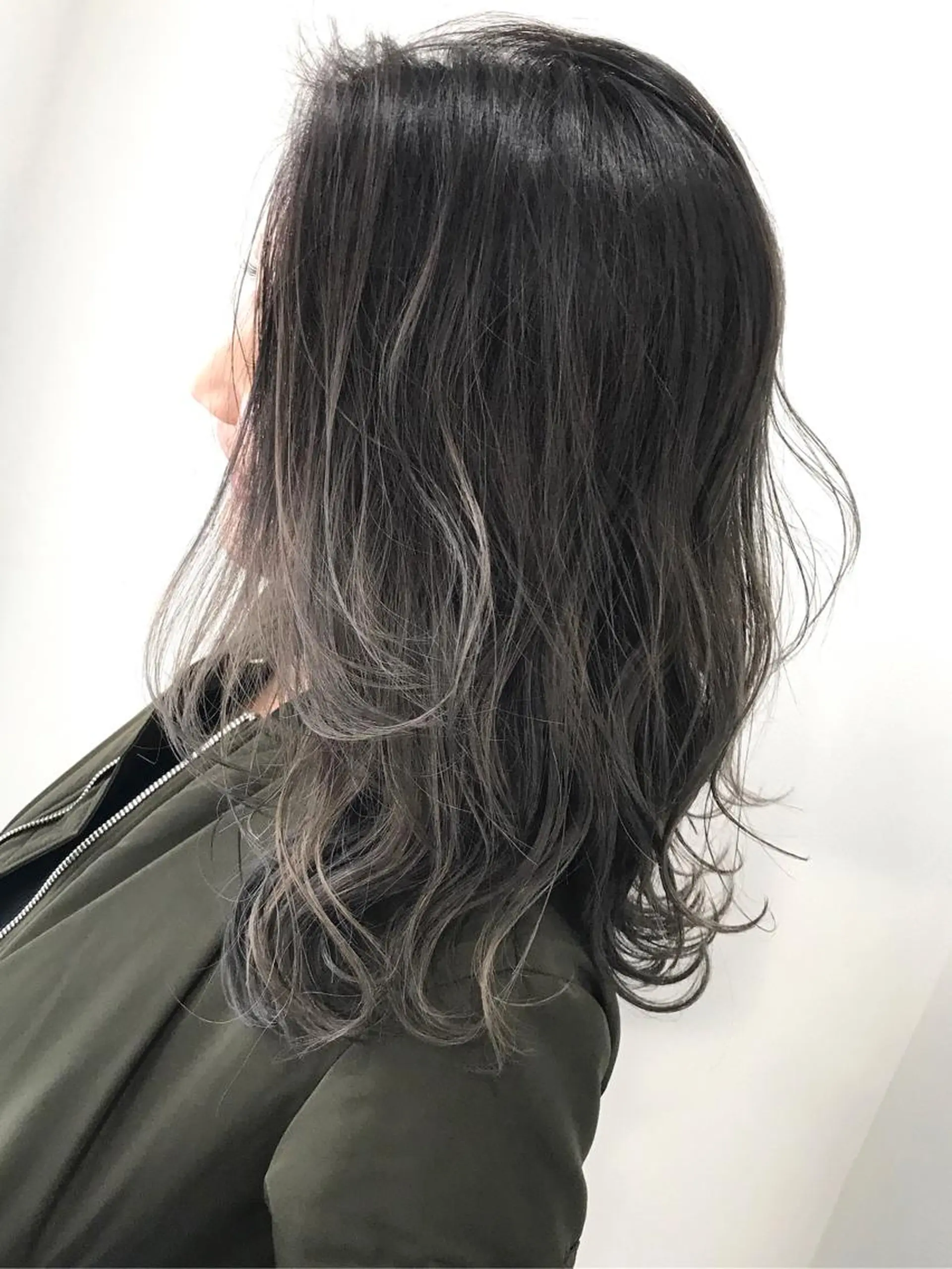 ミディアム カラー アッシュ アッシュグレー グラデーションカラー 若杉 諒のヘアスタイル