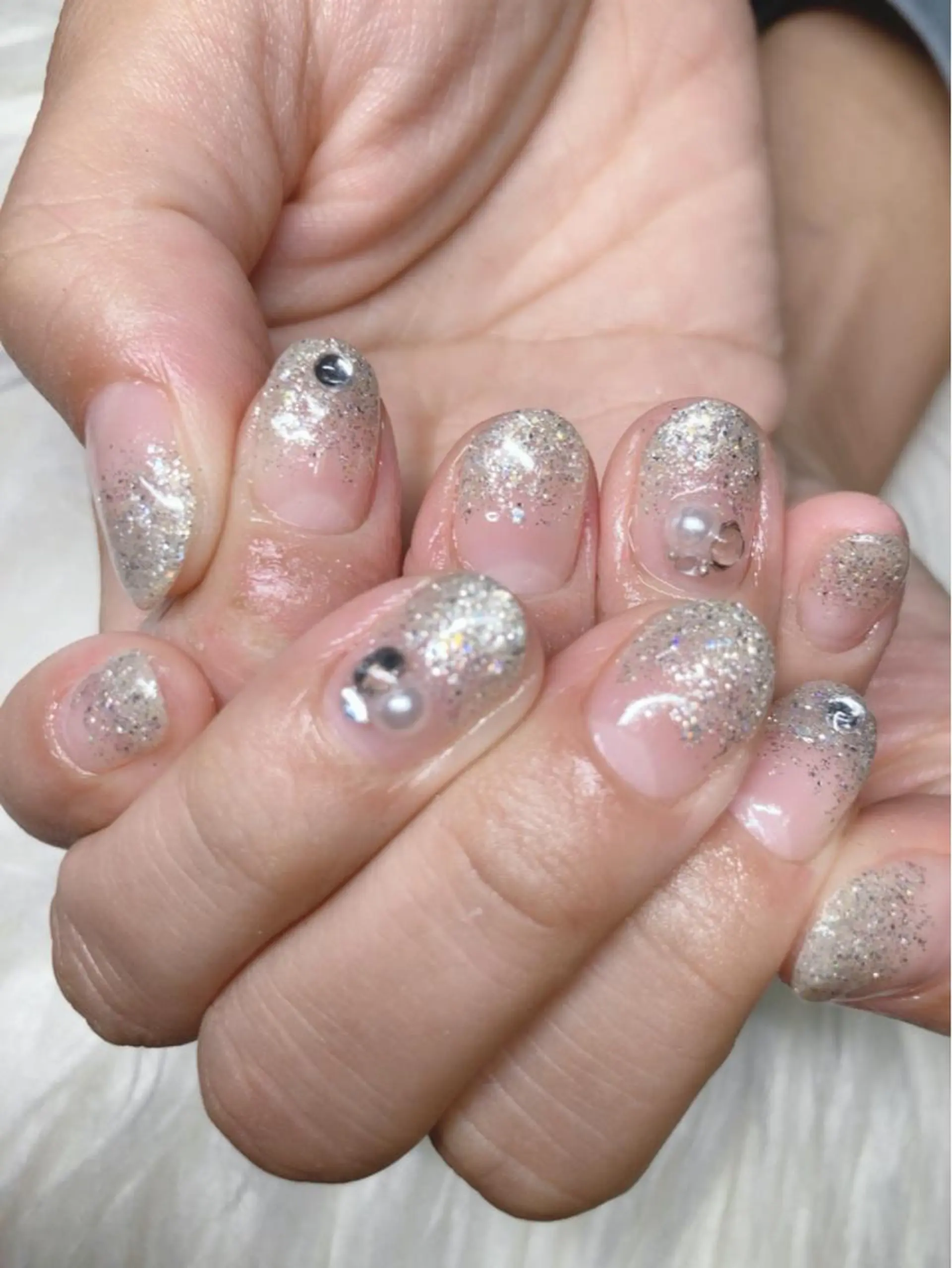 ネイル グラデーション ラメ(グリッター) シルバー ホワイト ネイルケアサロン Campanulaのネイルデザイン