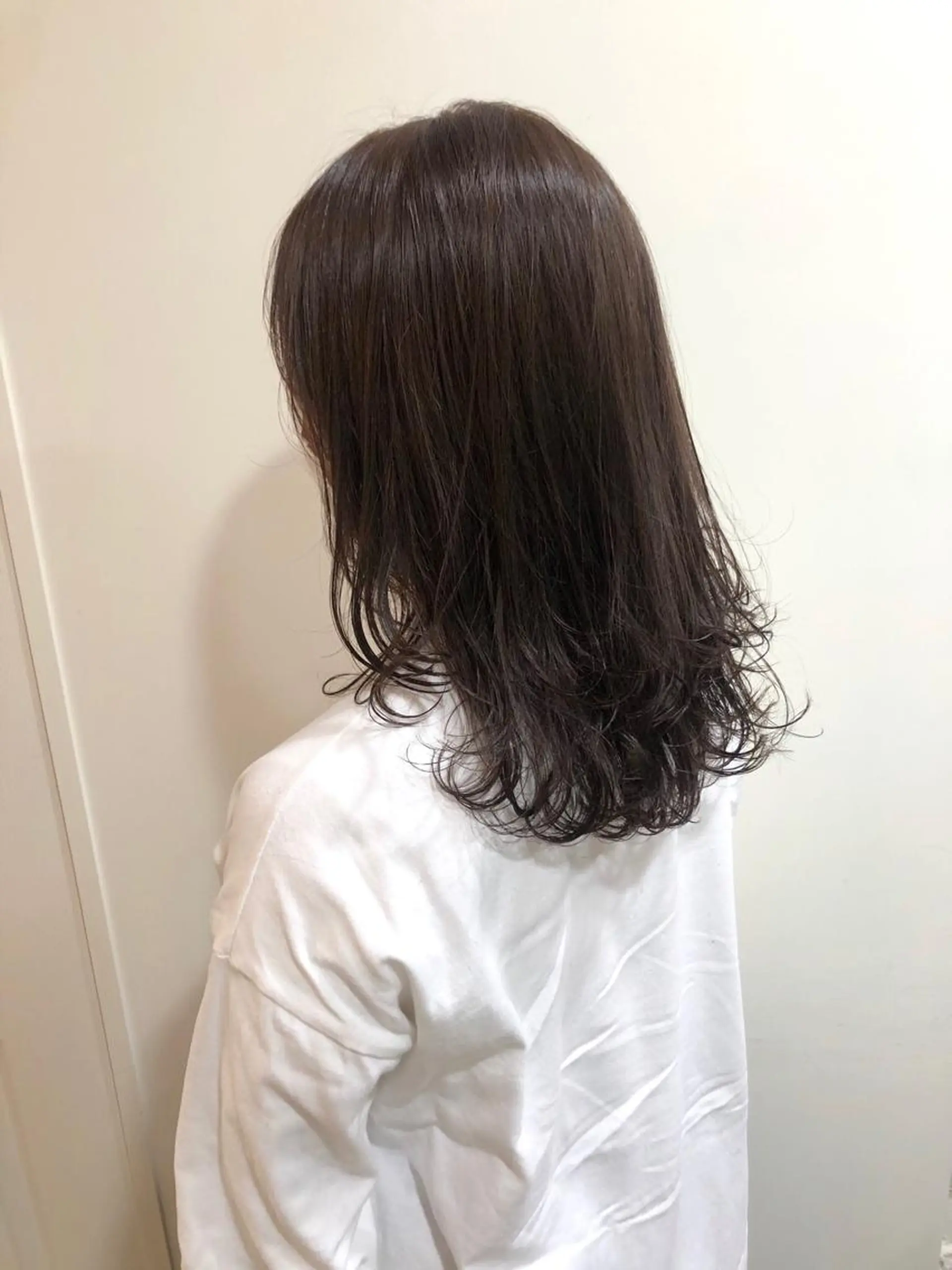 ミディアム カラー カット ヘアカラー トリートメント MIOベージュカラー 柔らかいカラーのヘアスタイル