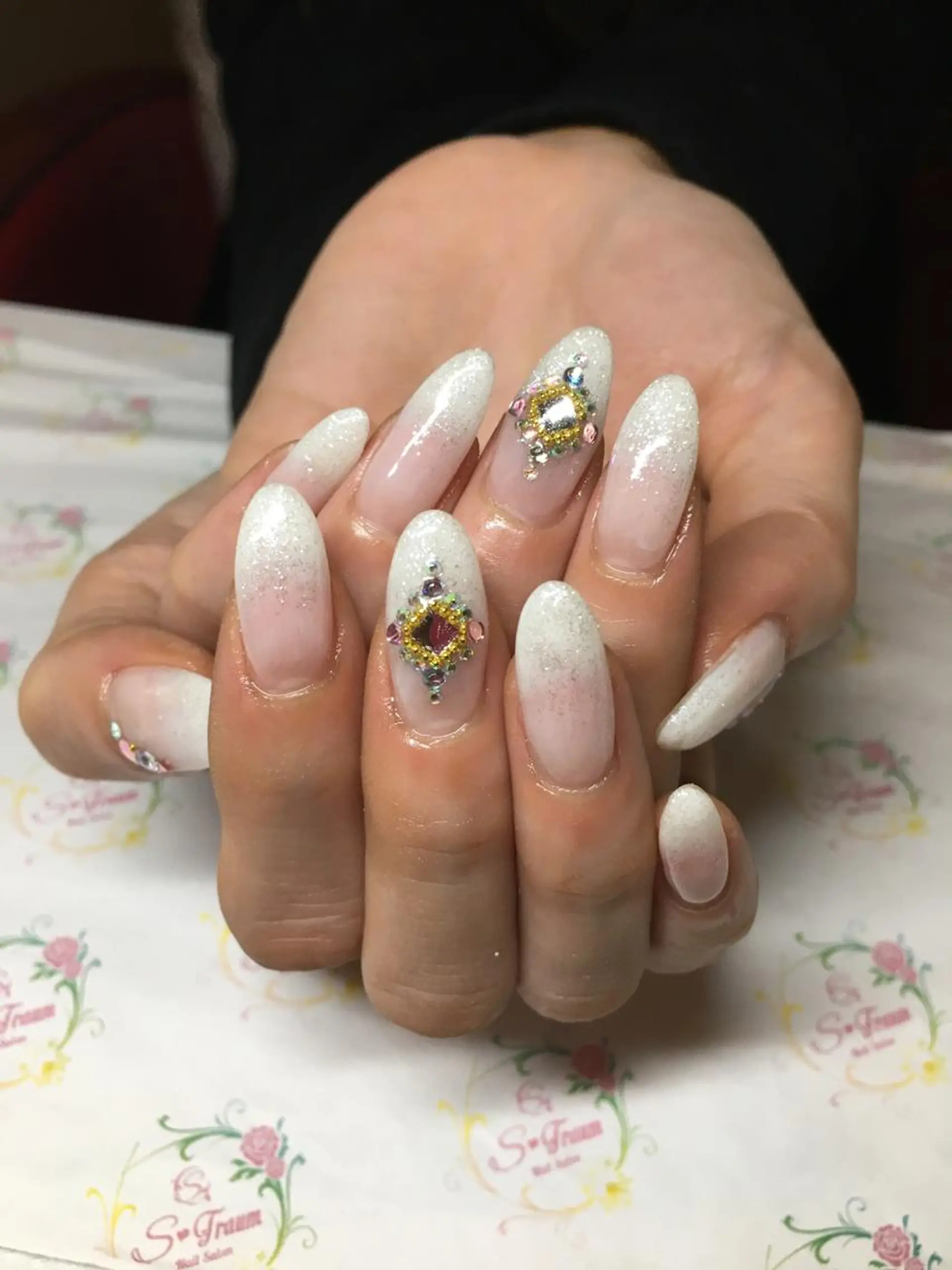 ネイル アートネイル ストーンネイル Nail Salon S-Traumのネイルデザイン