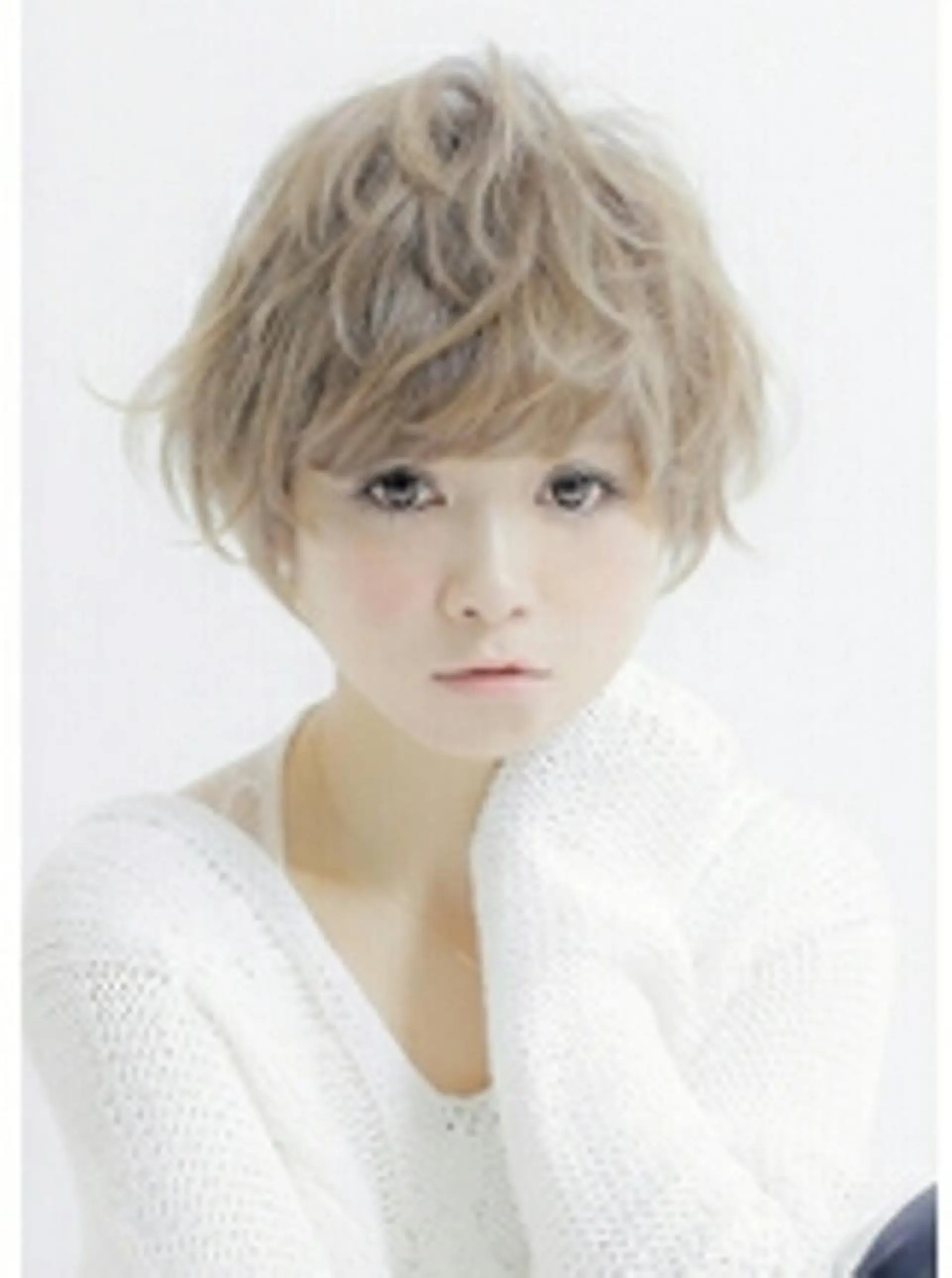 ショート カラー ベージュカラー ブリーチ 田辺 侑未のヘアスタイル