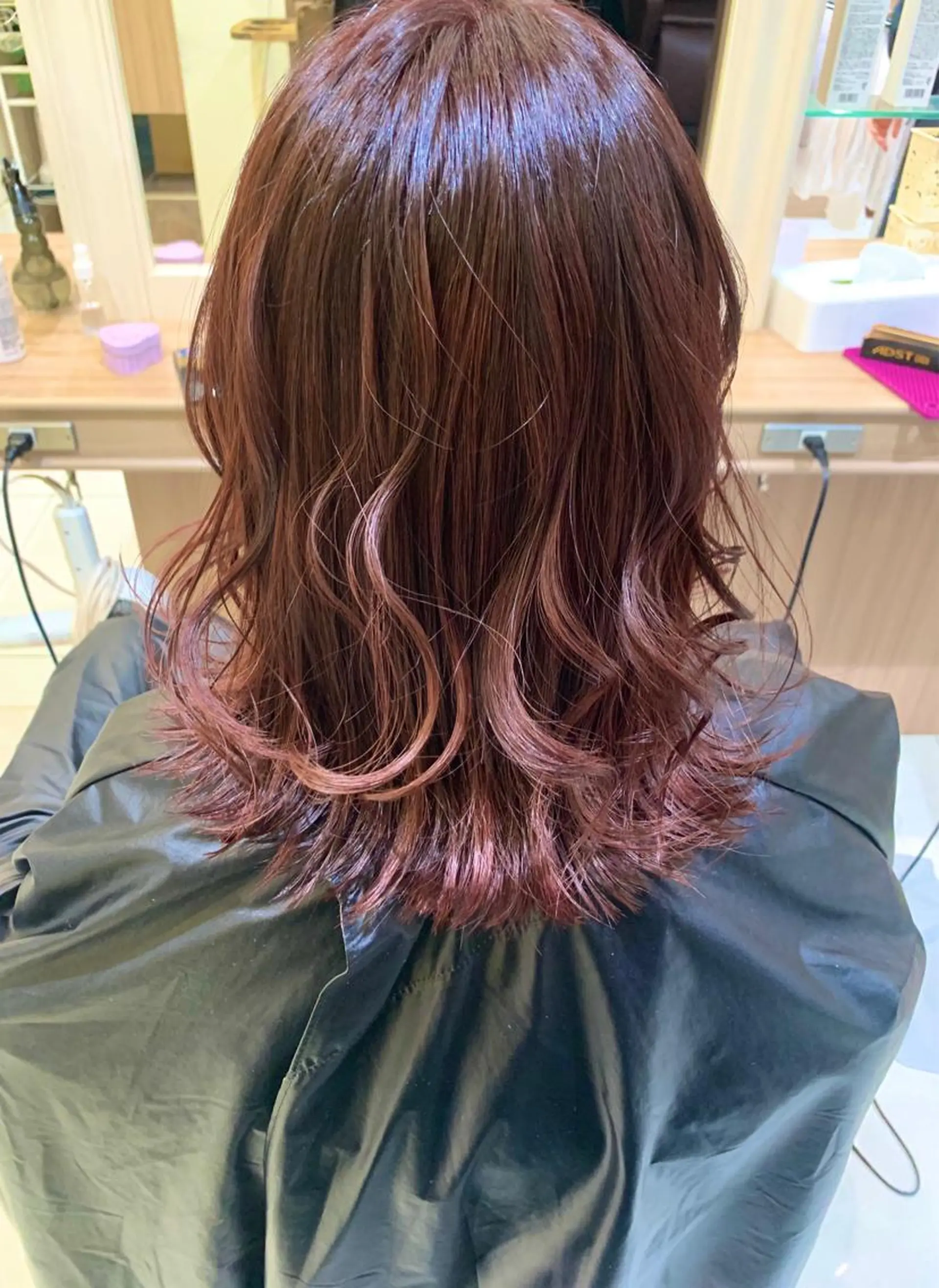 ミディアム カラー 渡部 恭子のヘアスタイル