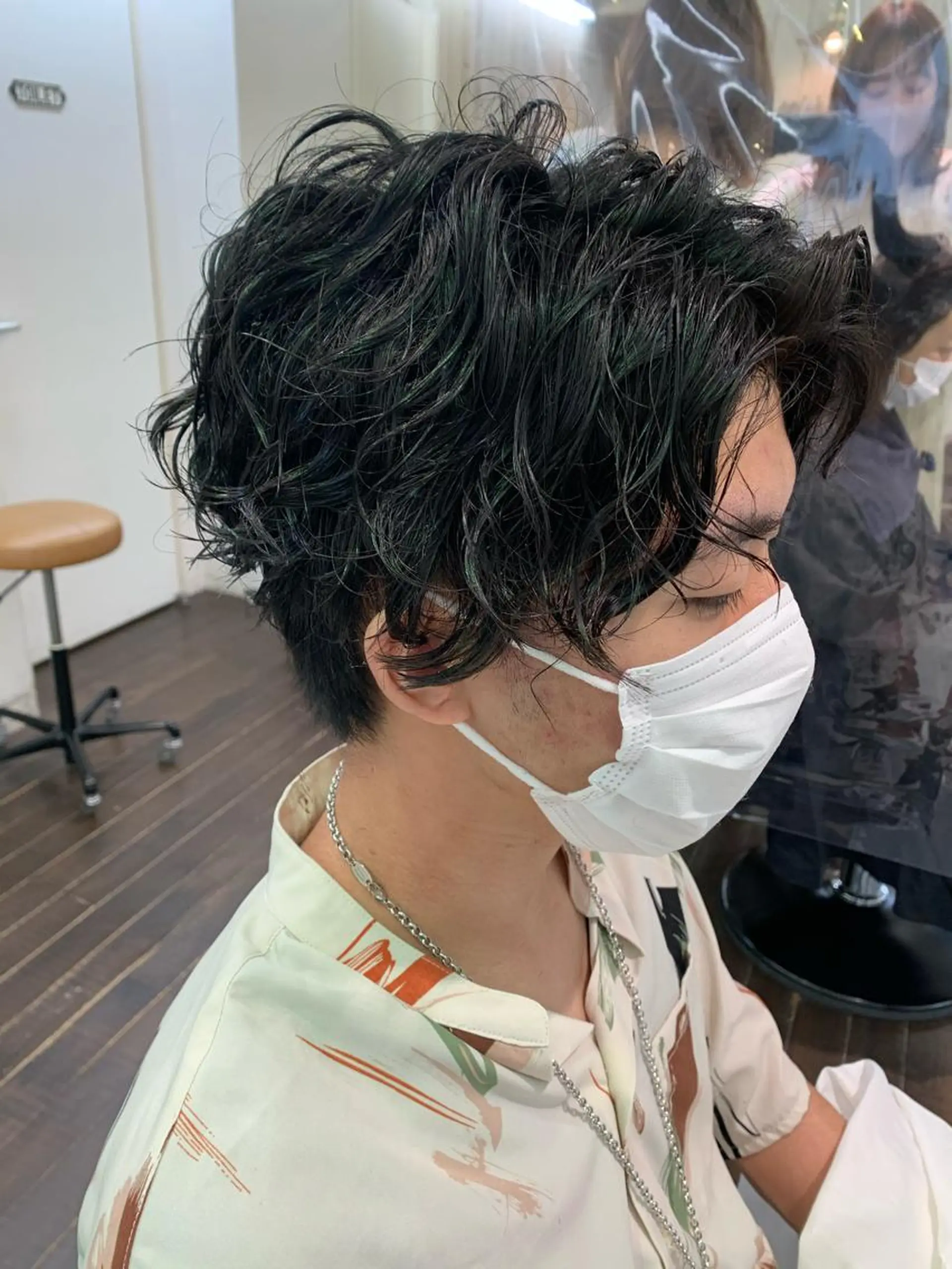 パーマ メンズ センターパート コンマヘア マッシュウルフ マッシュ メンズパーマ 三矢 ちなつのヘアスタイル