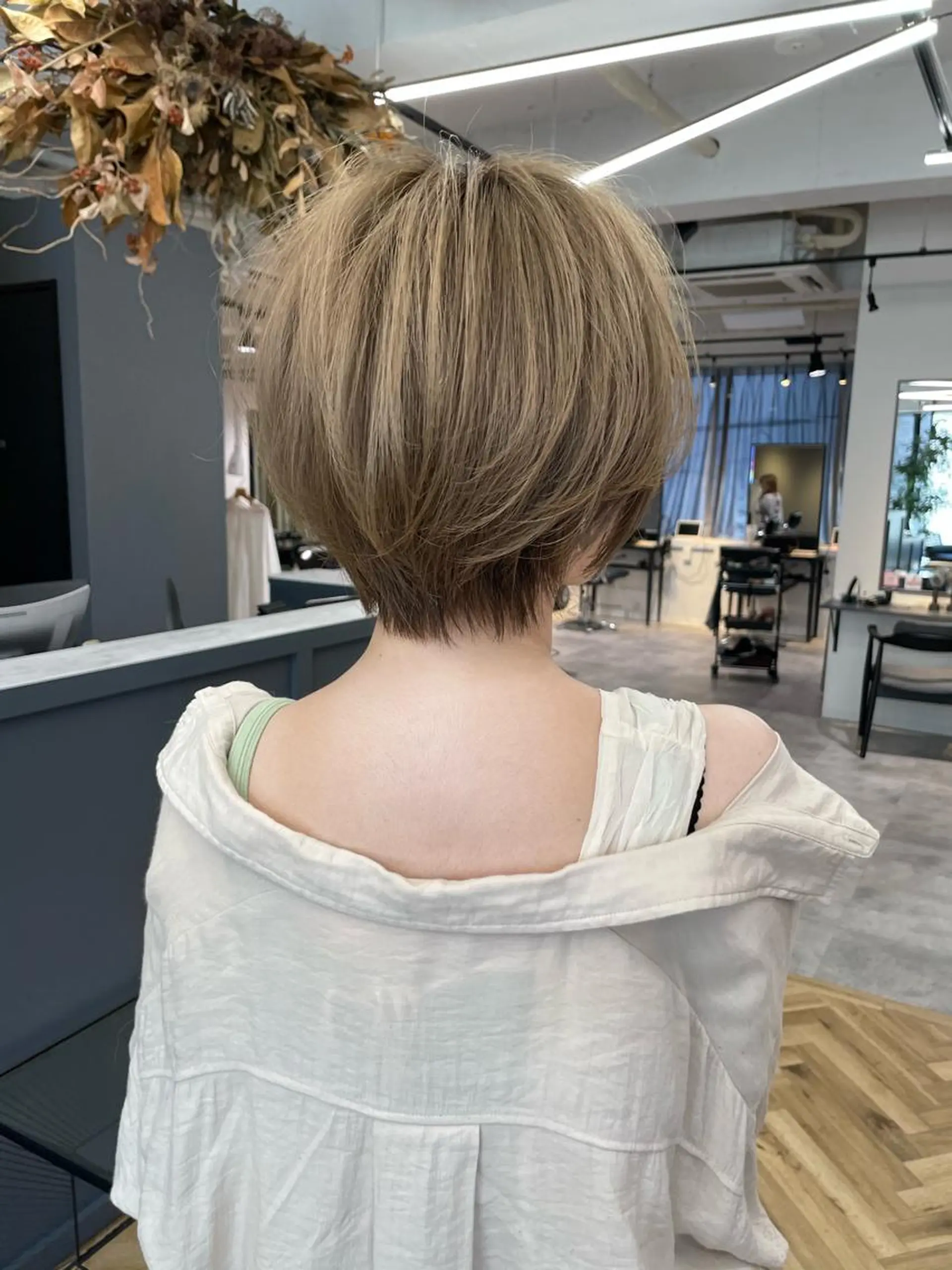 ショート カラー ベージュカラー オリーブベージュ GIEN 末吉 海斗のヘアスタイル