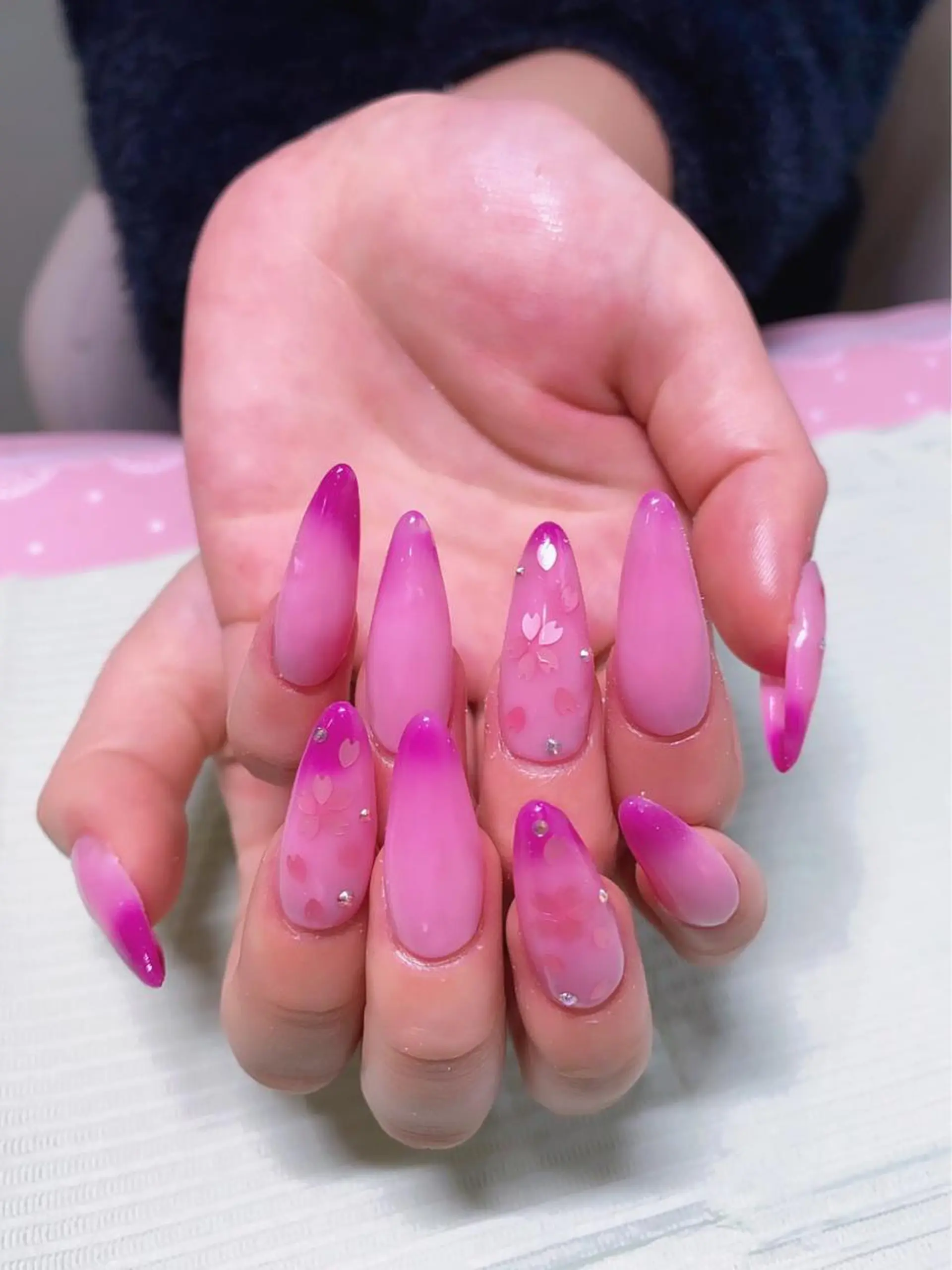 セミロング ネイル アートネイル グラデーション ラメ(グリッター) ラメグラデーション ワンカラーネイル ハンドネイル 《LB》ラブリエ Nail&eyeのマツエク・マツパデザイン