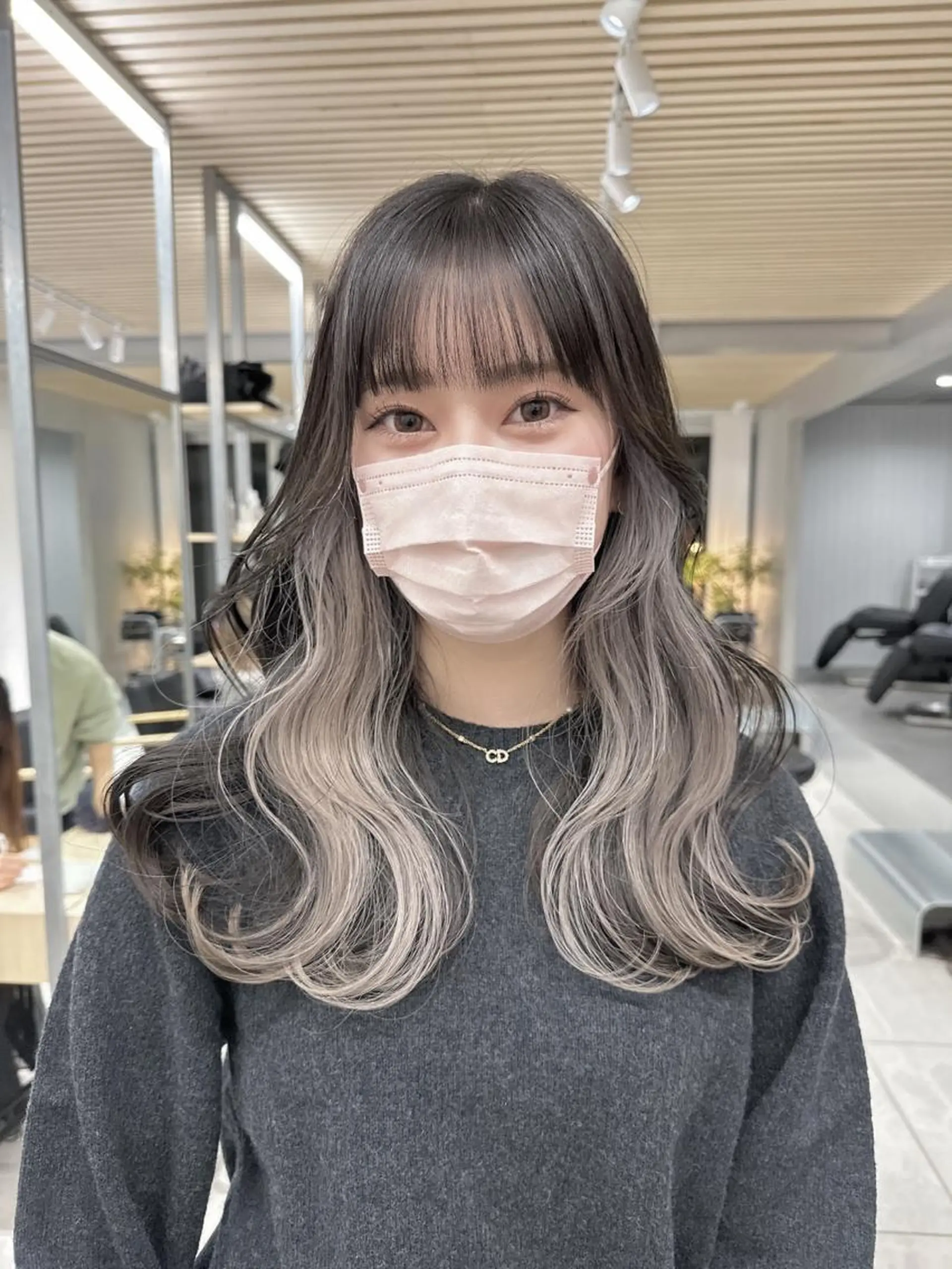 ミディアム カラー イヤリングカラー レイヤーカット 透明感カラーのヘアスタイル