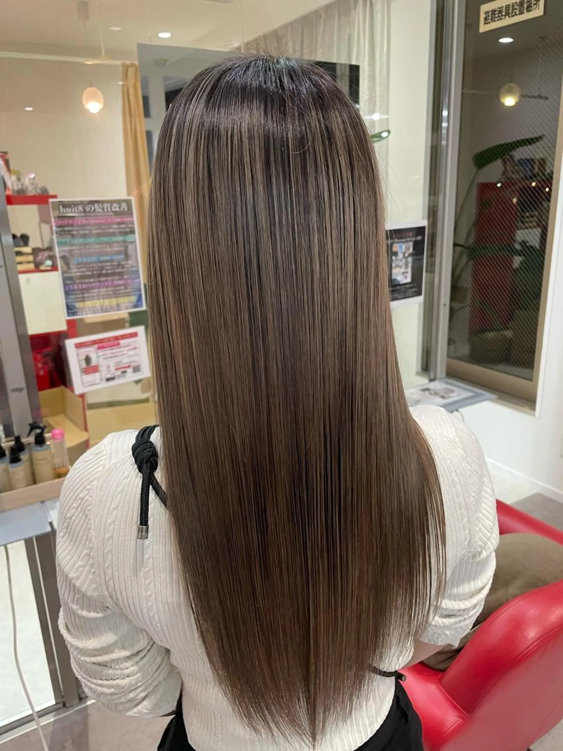 ロング カラー バレイヤージュ グレージュ レイヤーカット トリートメント Merlyosaka 早川未来のヘアスタイル