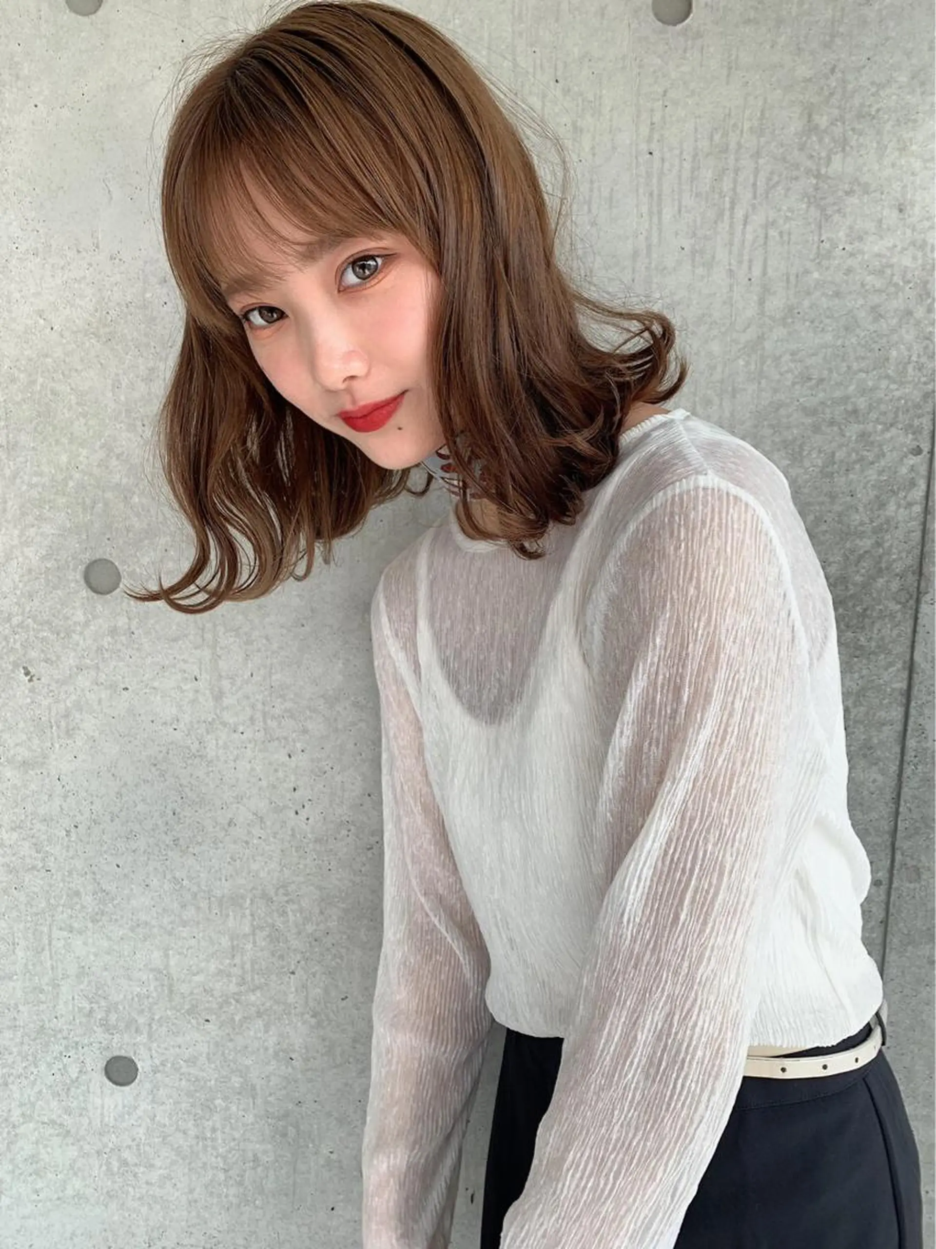 ミディアム カラー レイヤーカット 透明感カラーのヘアスタイル