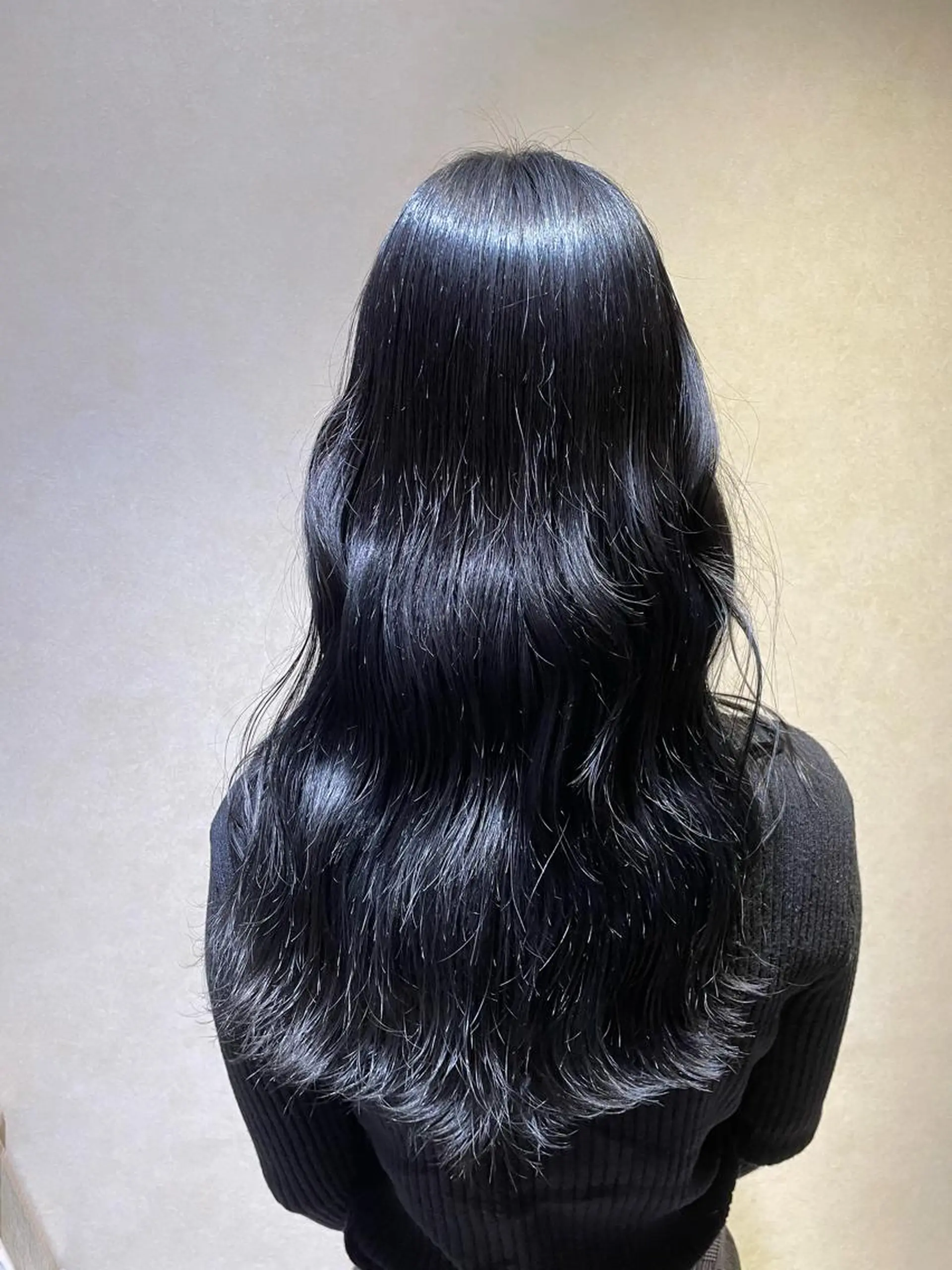 ロング カラー 黒髪 ブリーチ ブルーカラー ブルーブラック 柳井 準平のヘアスタイル