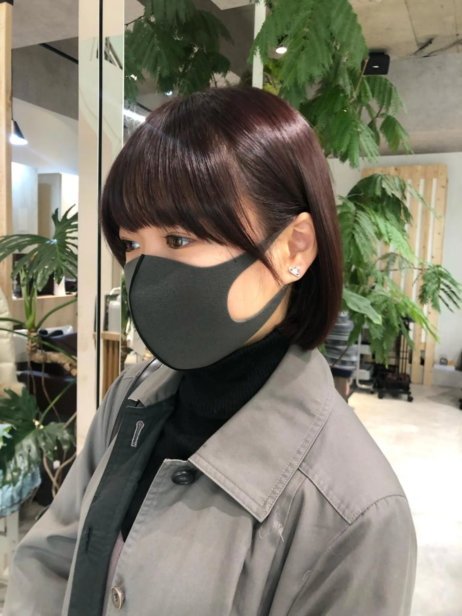 ショート レイヤー/顔まわり カット/地毛風カラーのヘアスタイル