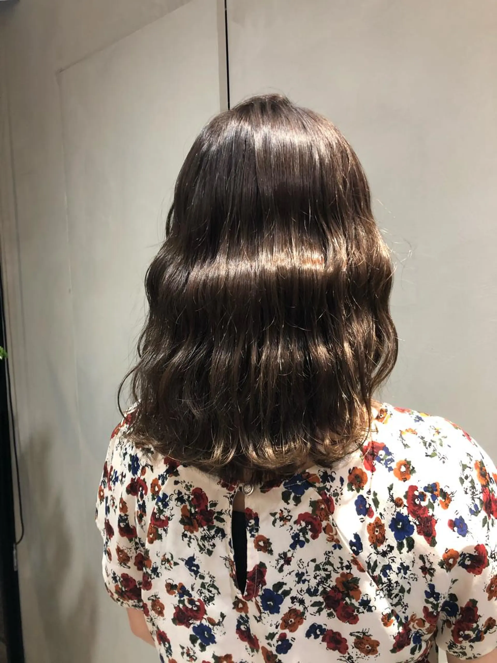 セミロング カラー 荒木 依莉亜のヘアスタイル