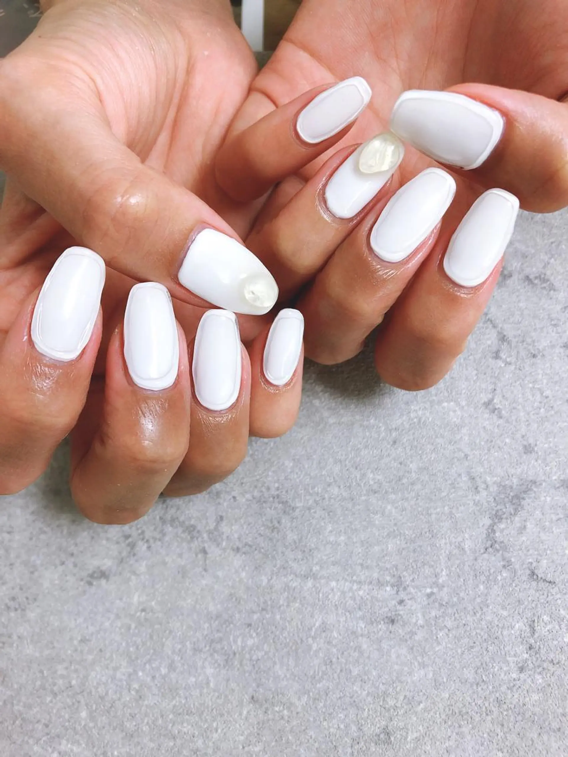 ネイル ホワイト mogunail &blowのネイルデザイン