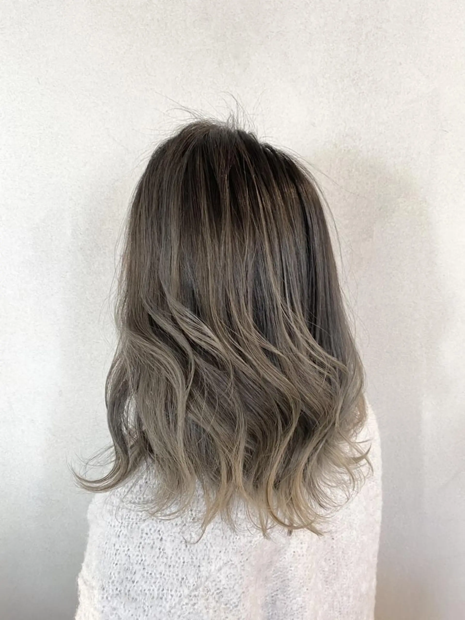 セミロング カラー バレイヤージュ レイヤーカット 高尾 勝利のヘアスタイル