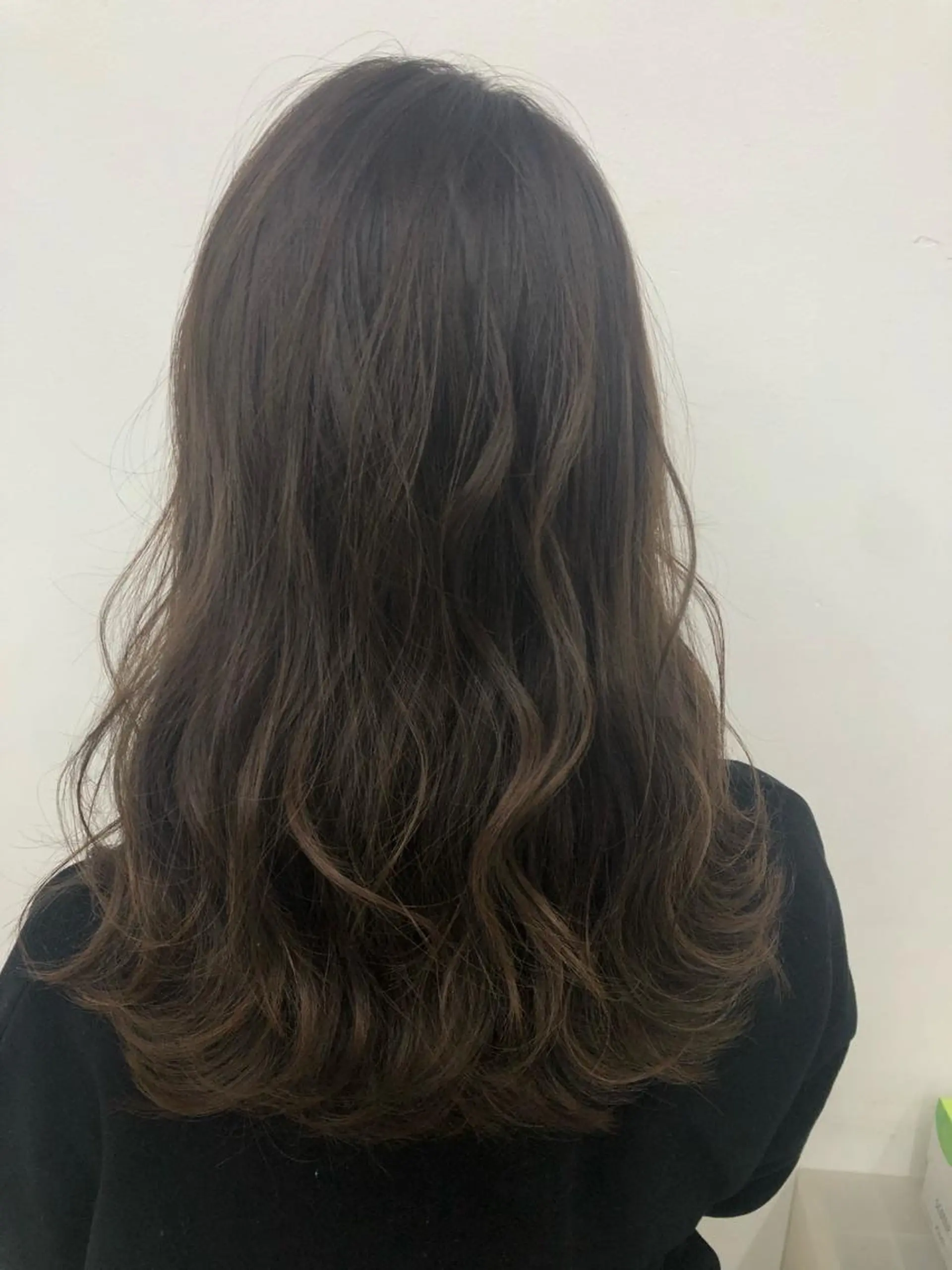セミロング カラー 黒髪 卒業式のヘアスタイル 白髪ぼかしハイライト めさきすずなのヘアスタイル