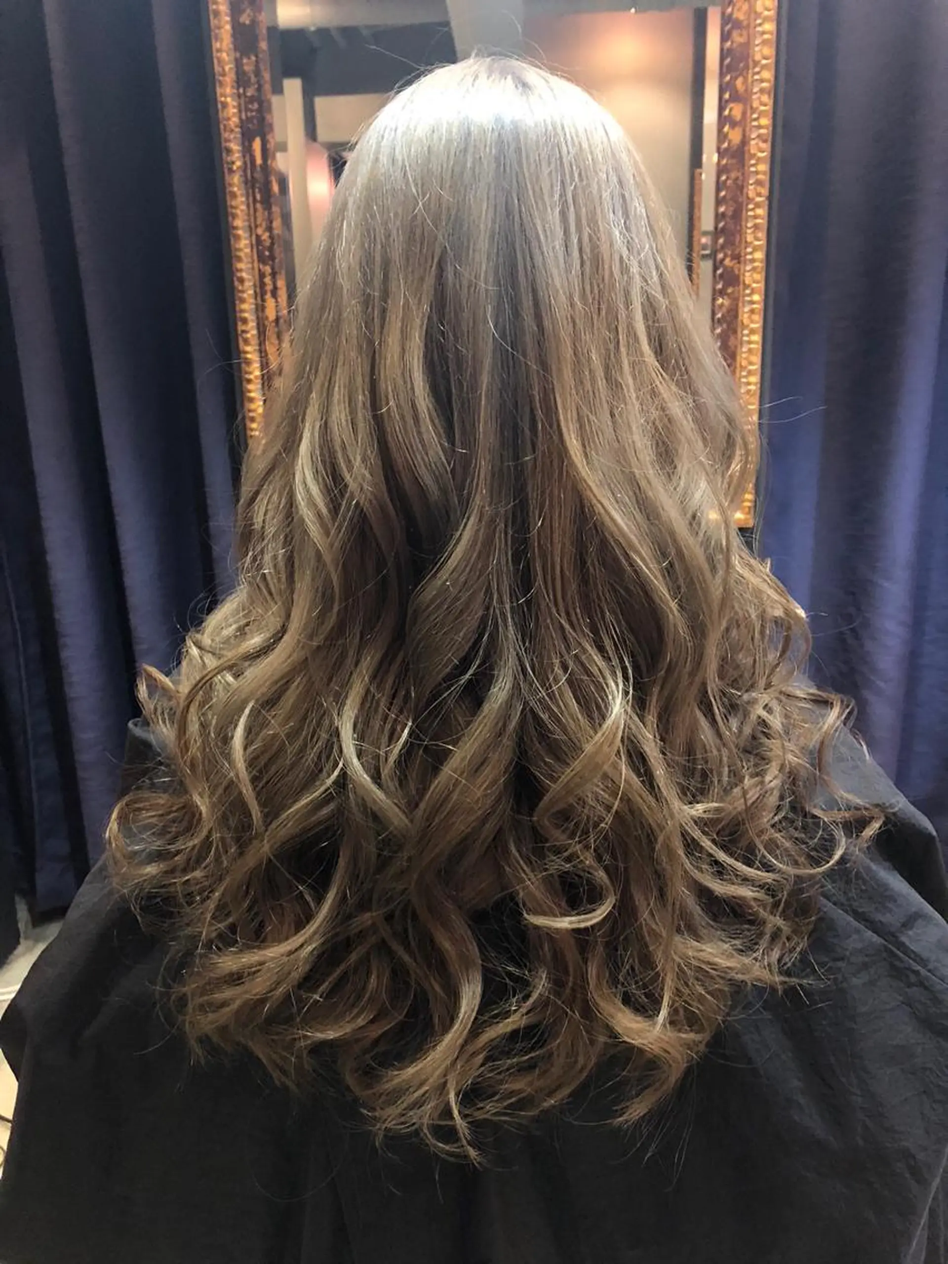 ロング カラー アッシュ ベージュカラー ブリーチ 鹿取 三紗子のヘアスタイル