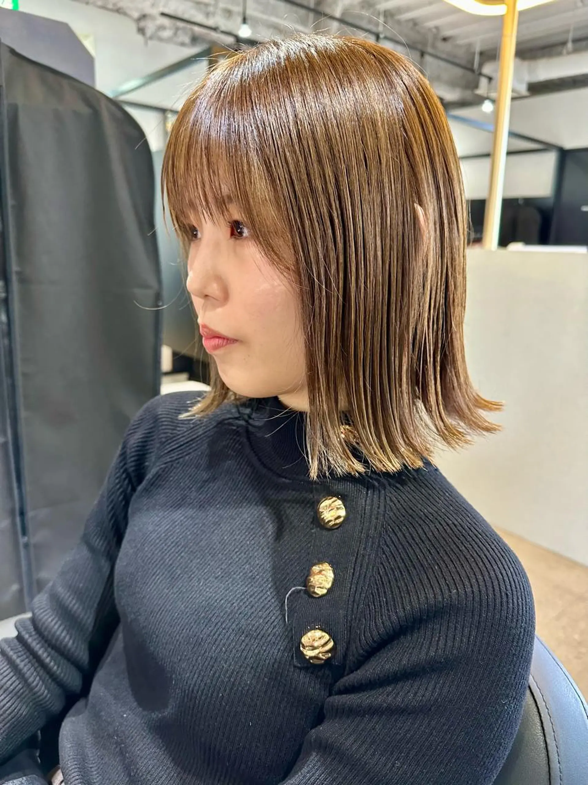ミディアム カラー 切りっぱなしボブ ミディアムパーマ ボブ 斜めバング レイヤーカット 髪質改善 中川 翔のヘアスタイル