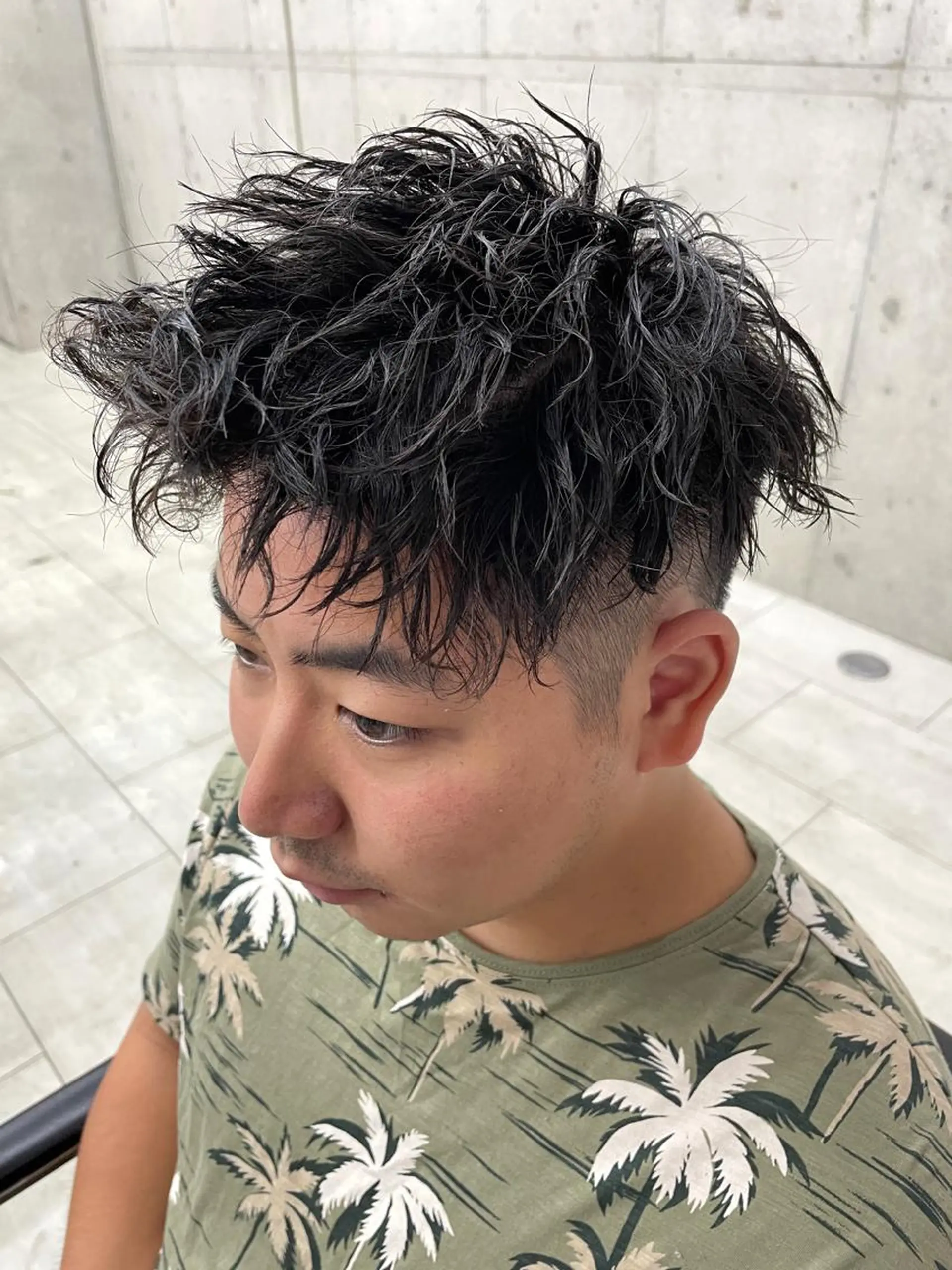 パーマ メンズ メンズパーマ ツイストスパイラルパーマ スパイラルパーマ 艶髪／ハイトーン ブリーチ／髪質改善のヘアスタイル