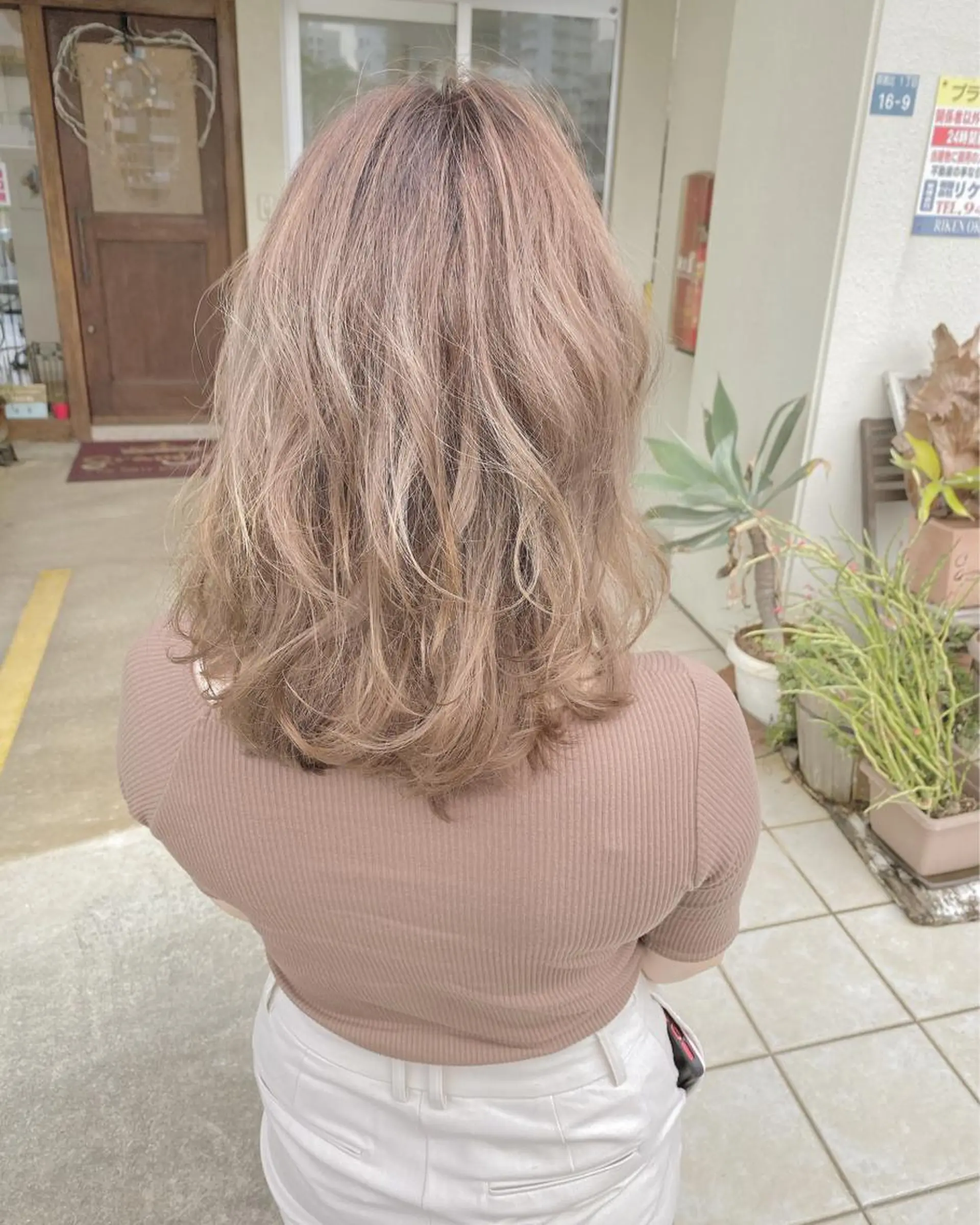 ミディアム カラー ベージュカラー ハイトーンカラー ハイトーンベージュ カット ヘアカラー grand juteのヘアスタイル