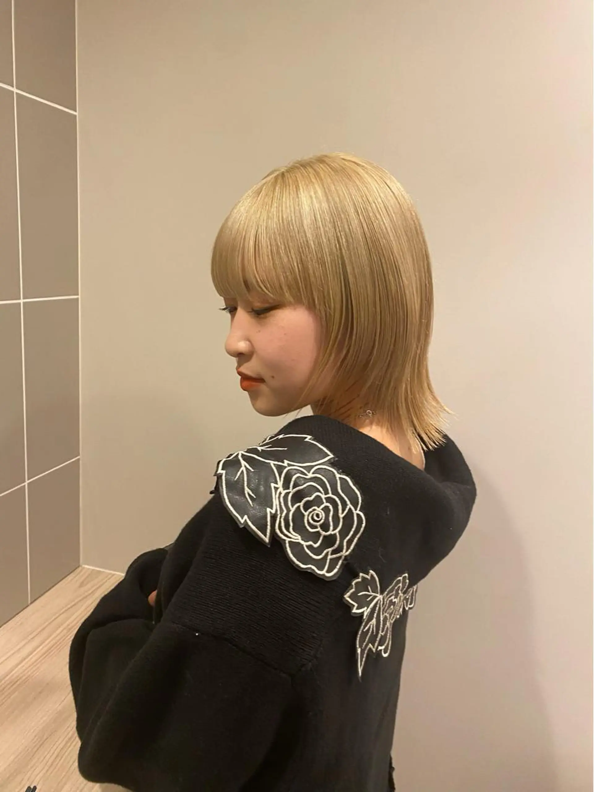 ショート カラー ヘアアレンジ ベージュカラー ハイトーンカラー ボブハイトーン🦖 デザインMAMIのヘアスタイル