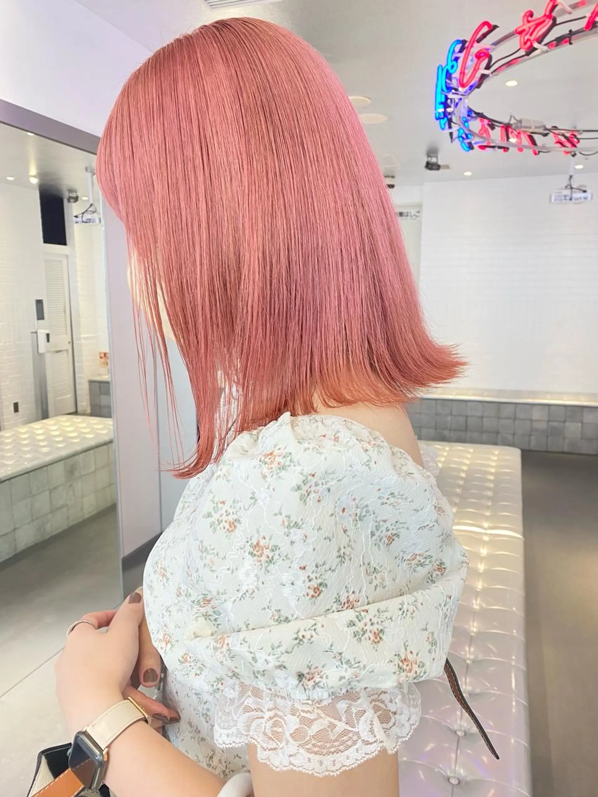 セミロング カラー ネイル ベージュカラー ピンクカラー ピンクベージュ ピンク ピンクベージュ カット ヘアカラー 🎨ハイトーン/ 切りっぱなし みつきのヘアスタイル