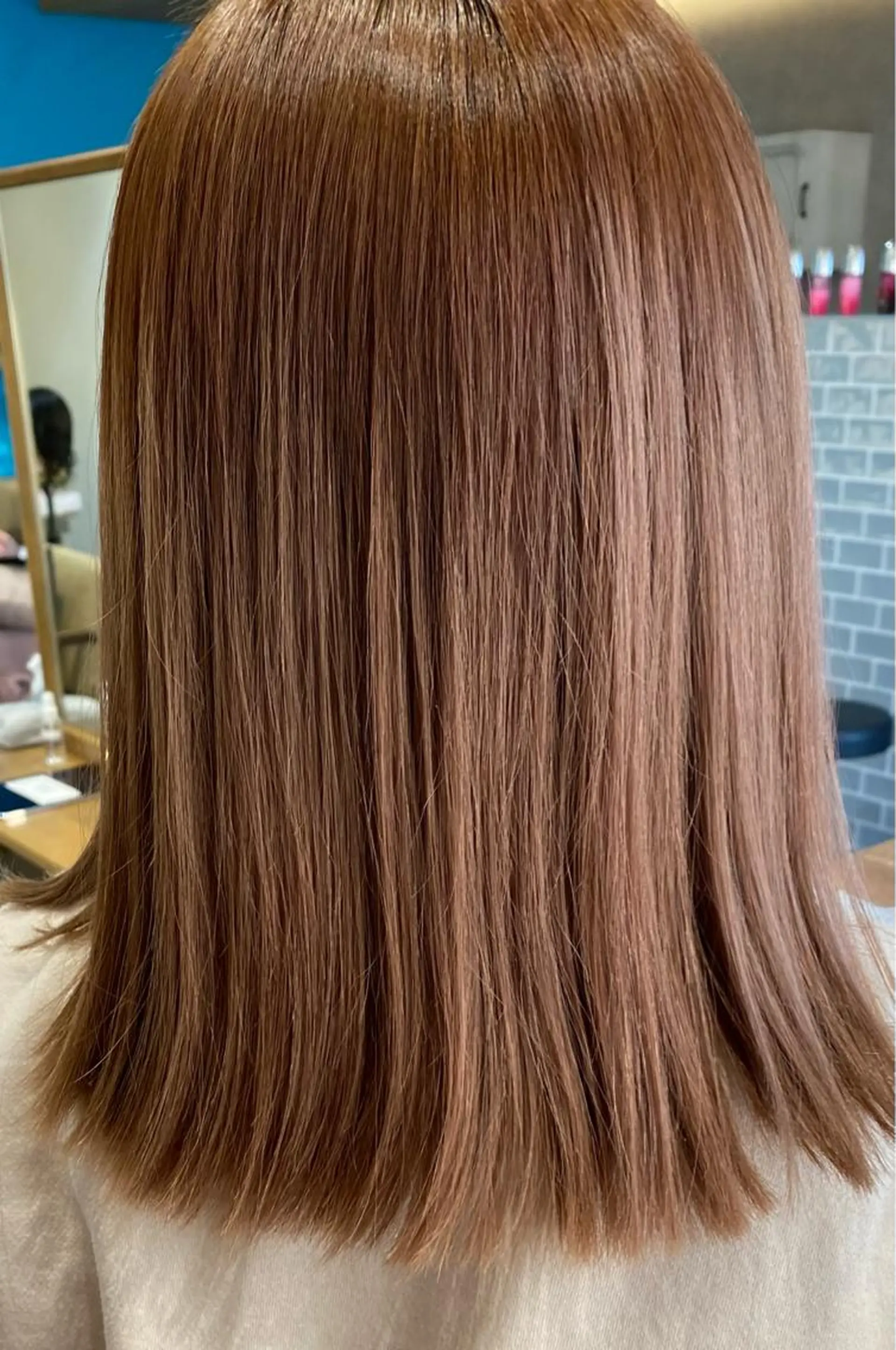 セミロング カラー 鶴谷 麻衣のヘアスタイル