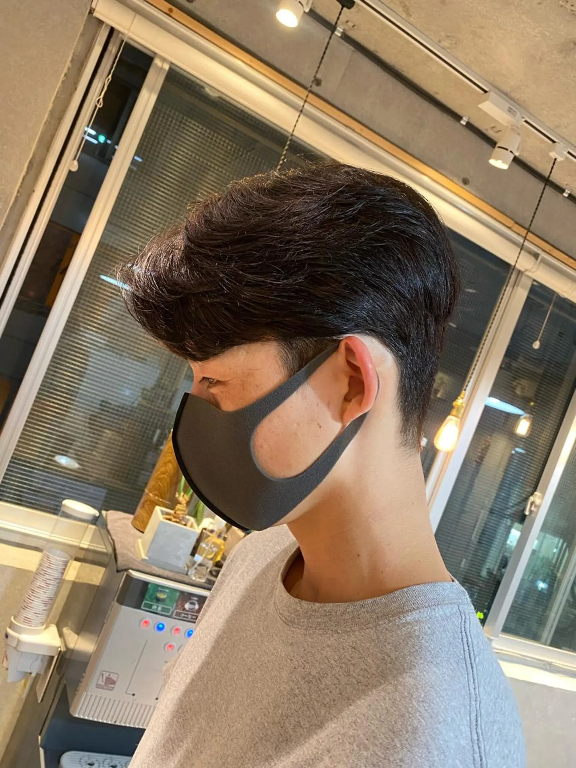 メンズ センターパート 刈り上げ カット ヘアカラー 西山 恵太郎のヘアスタイル