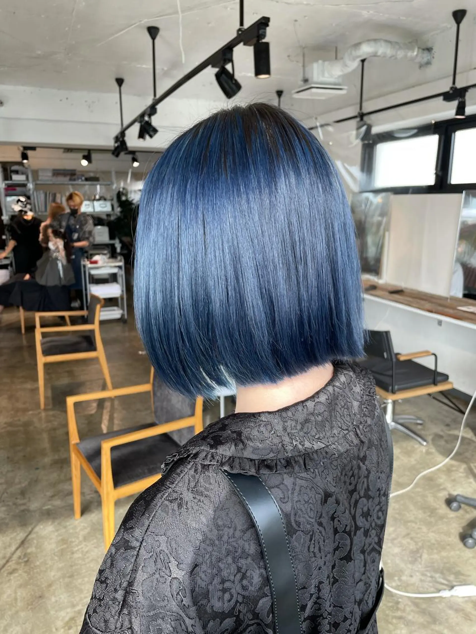 ミディアム カラー ブルーカラー ネイビーカラー ヘアカラー トリートメント ハイトーン/レイヤー /ケアブリーチ石川治のヘアスタイル