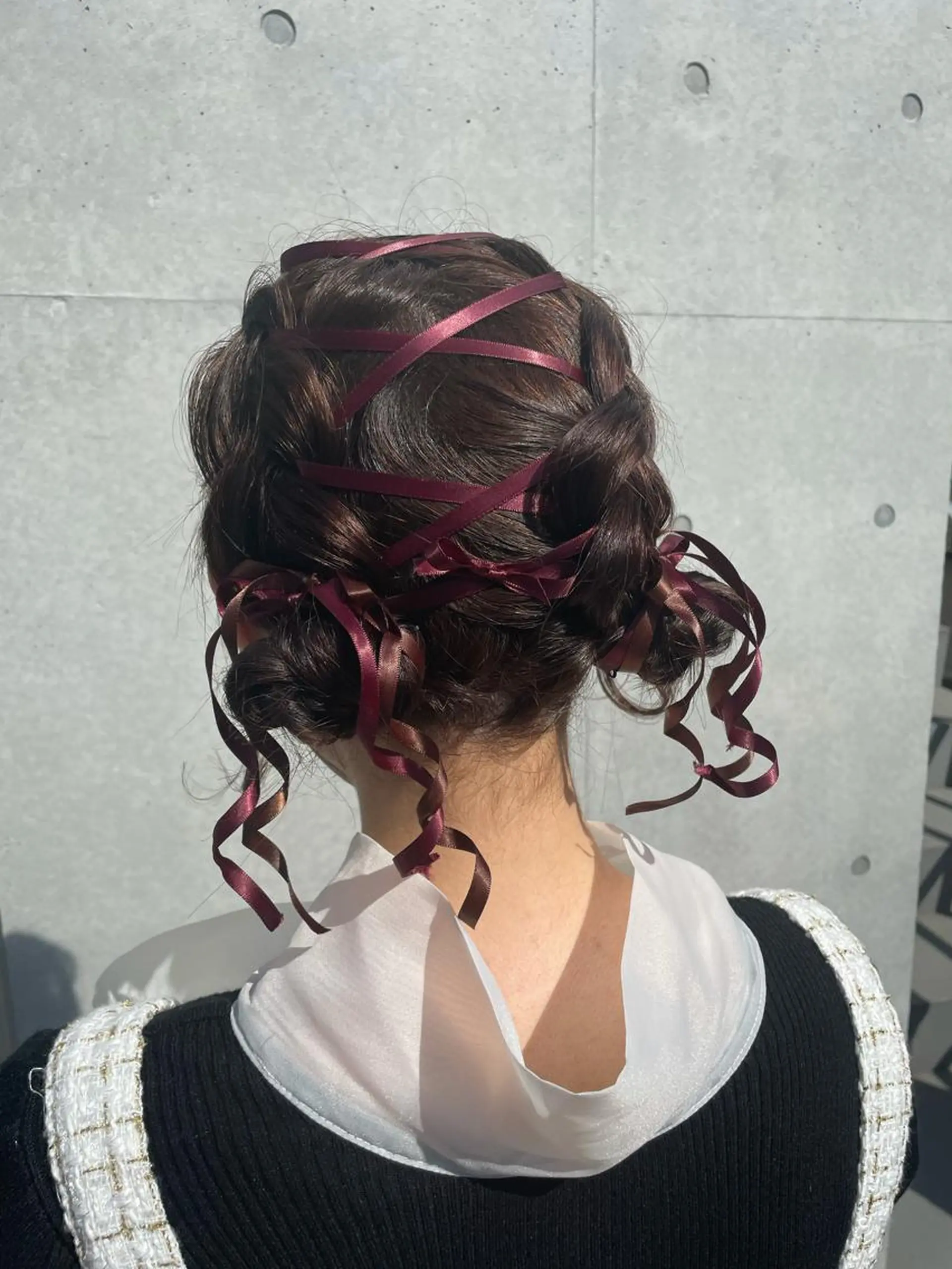 ミディアム ヘアアレンジ お団子ヘア インナーカラー 推し ブリーチ 髪質改善のヘアスタイル