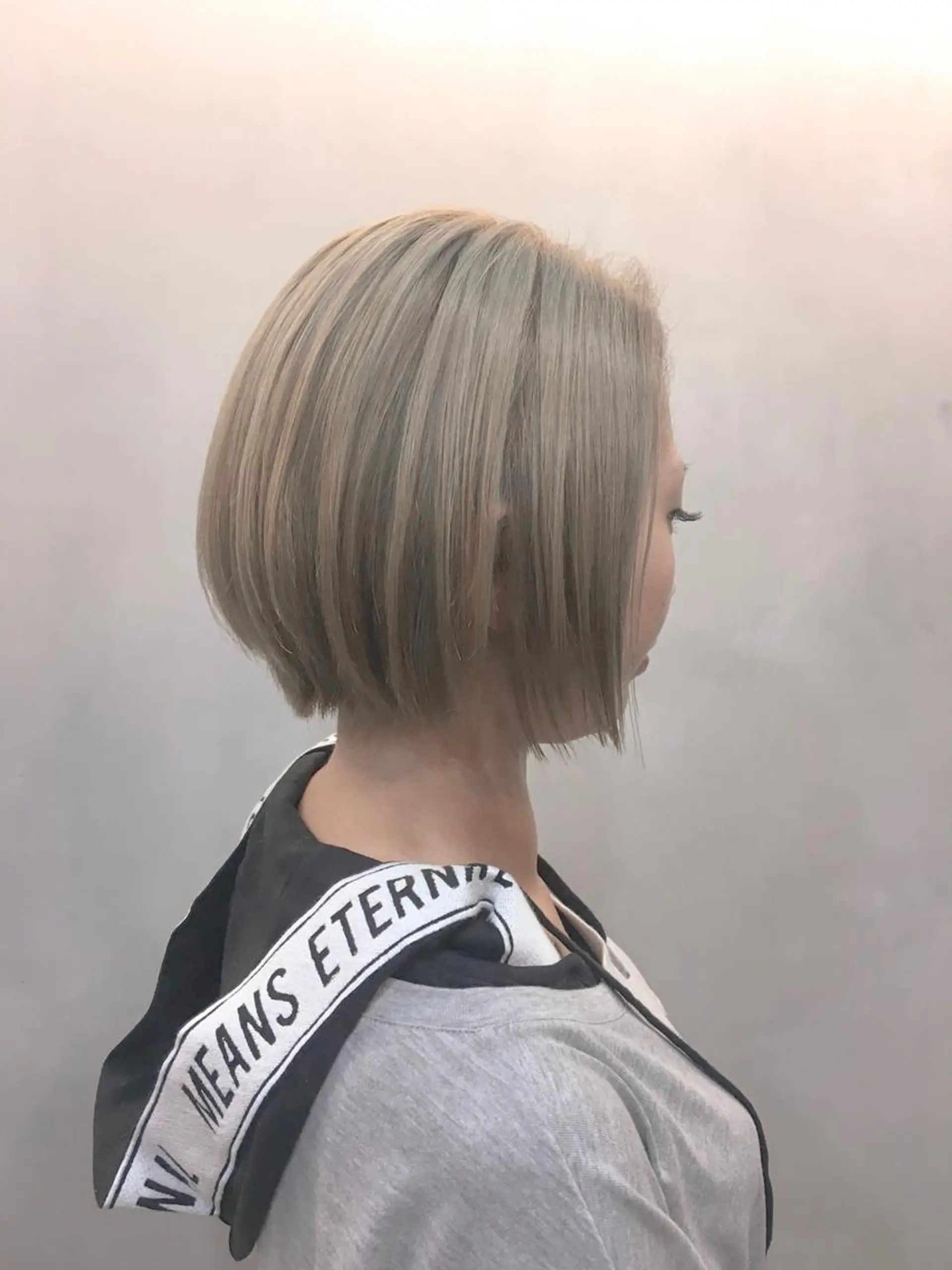 ショート カラー ブリーチ グレージュ ハイライトカラー ハイライト 中田 敏明のヘアスタイル