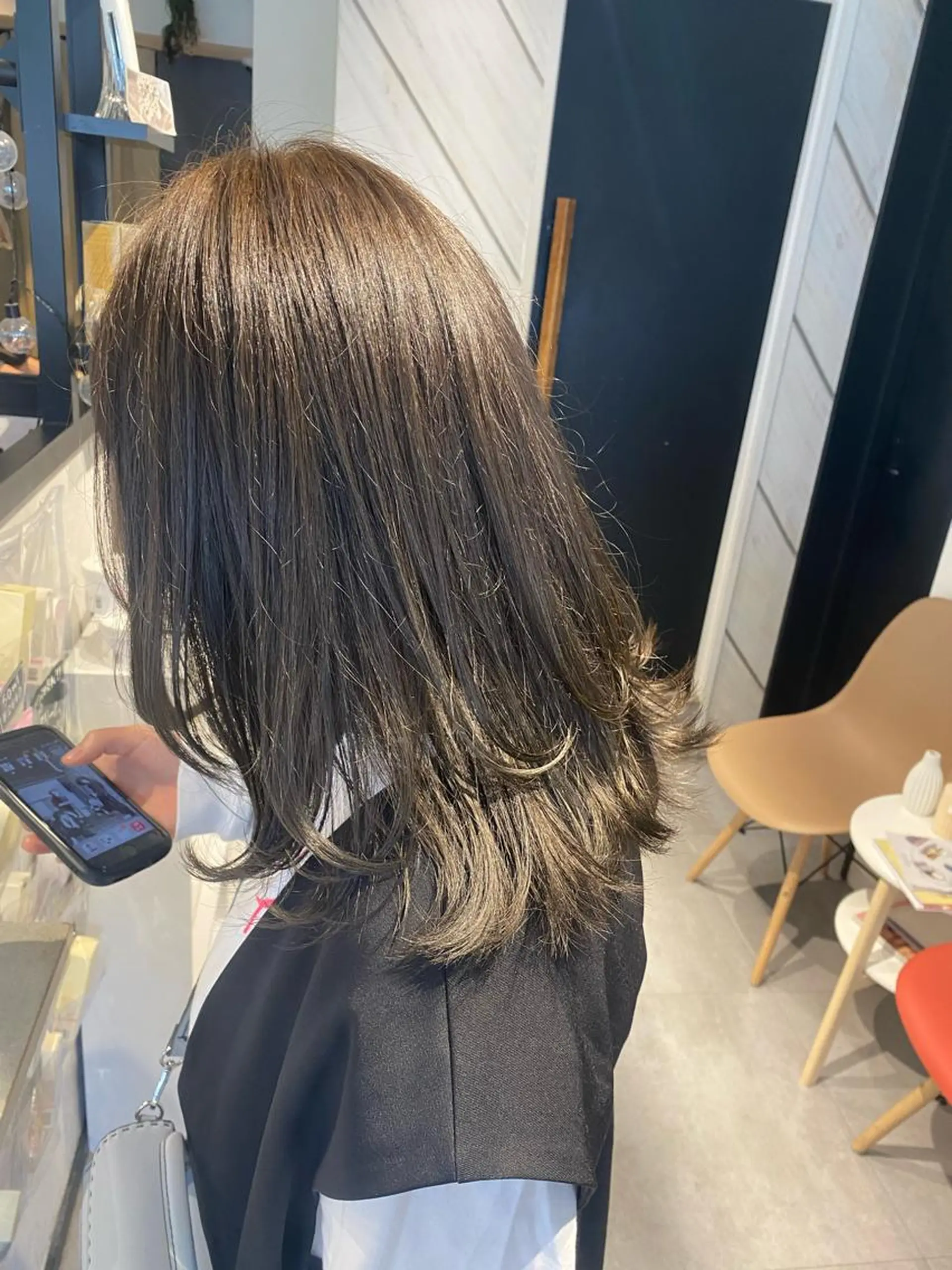 セミロング カラー 黒髪 ブリーチ ケアブリーチ イルミナカラー ブリーチなしカラー カット ヘアカラー トリートメント ベージュ指名No1 加賀詩織のヘアスタイル