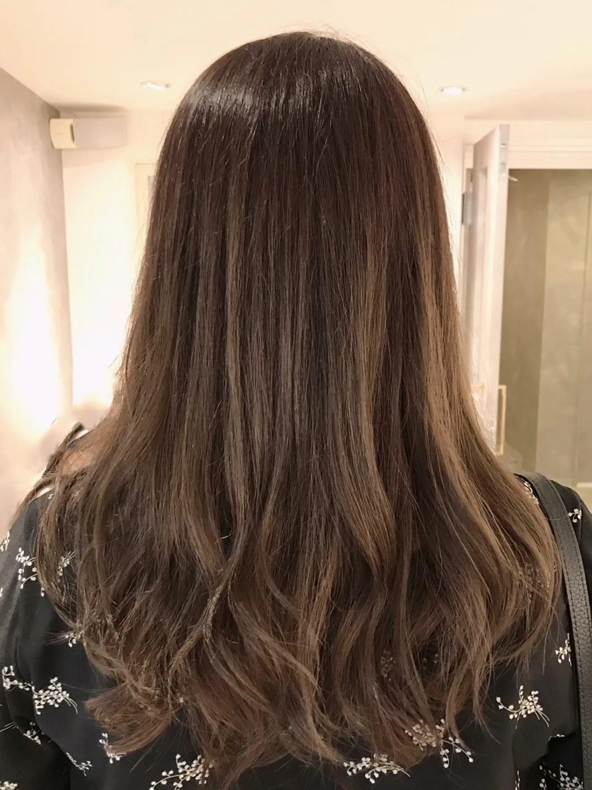 ロング カラー アッシュ バレイヤージュ レイヤーカット ヘアカラー トリートメント ヘッドスパ 髪質改善TR 透明感カラーHanaのヘアスタイル