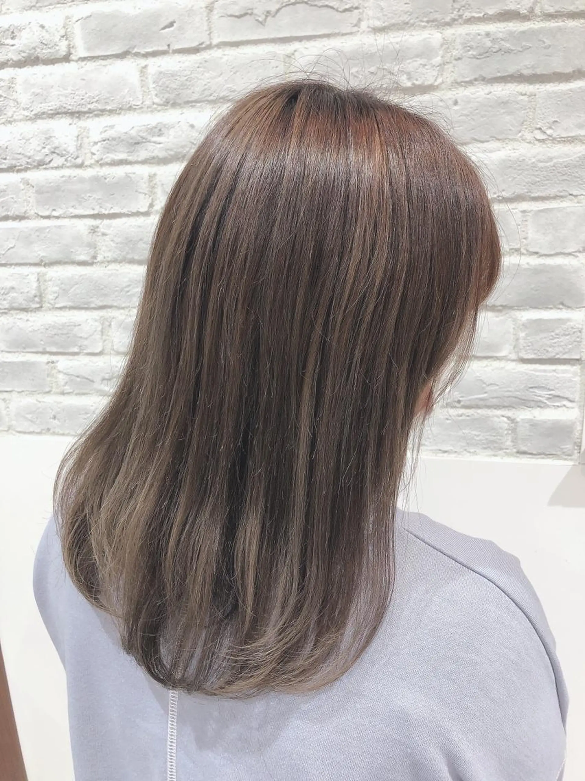 セミロング ヘアカラー 関 彩花のヘアスタイル