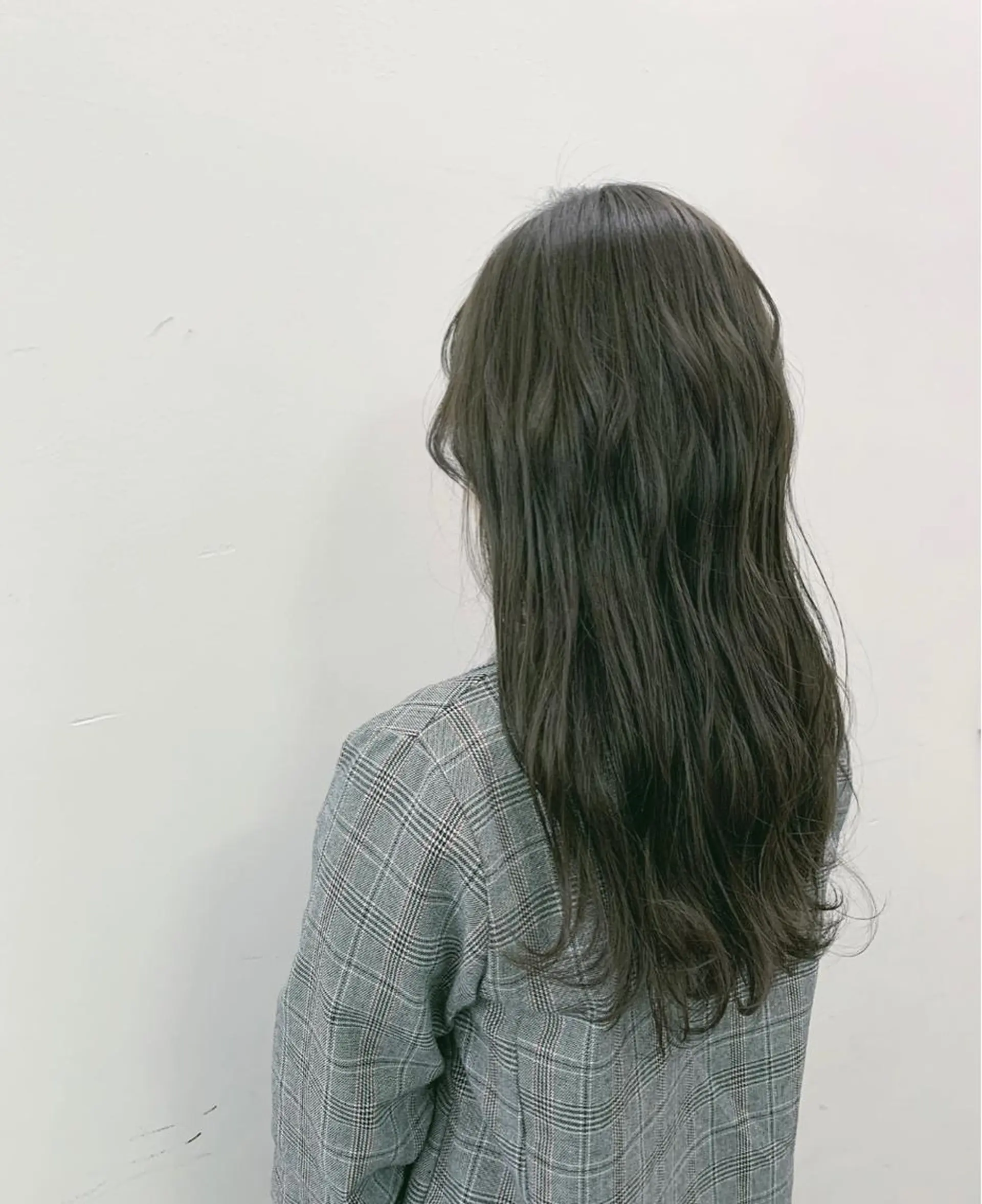 ロング カラー アッシュ アッシュグレー バレイヤージュ ベージュカラー ブルーカラー ブリーチソムリエ認定 梅田茶屋町Eir辻のヘアスタイル