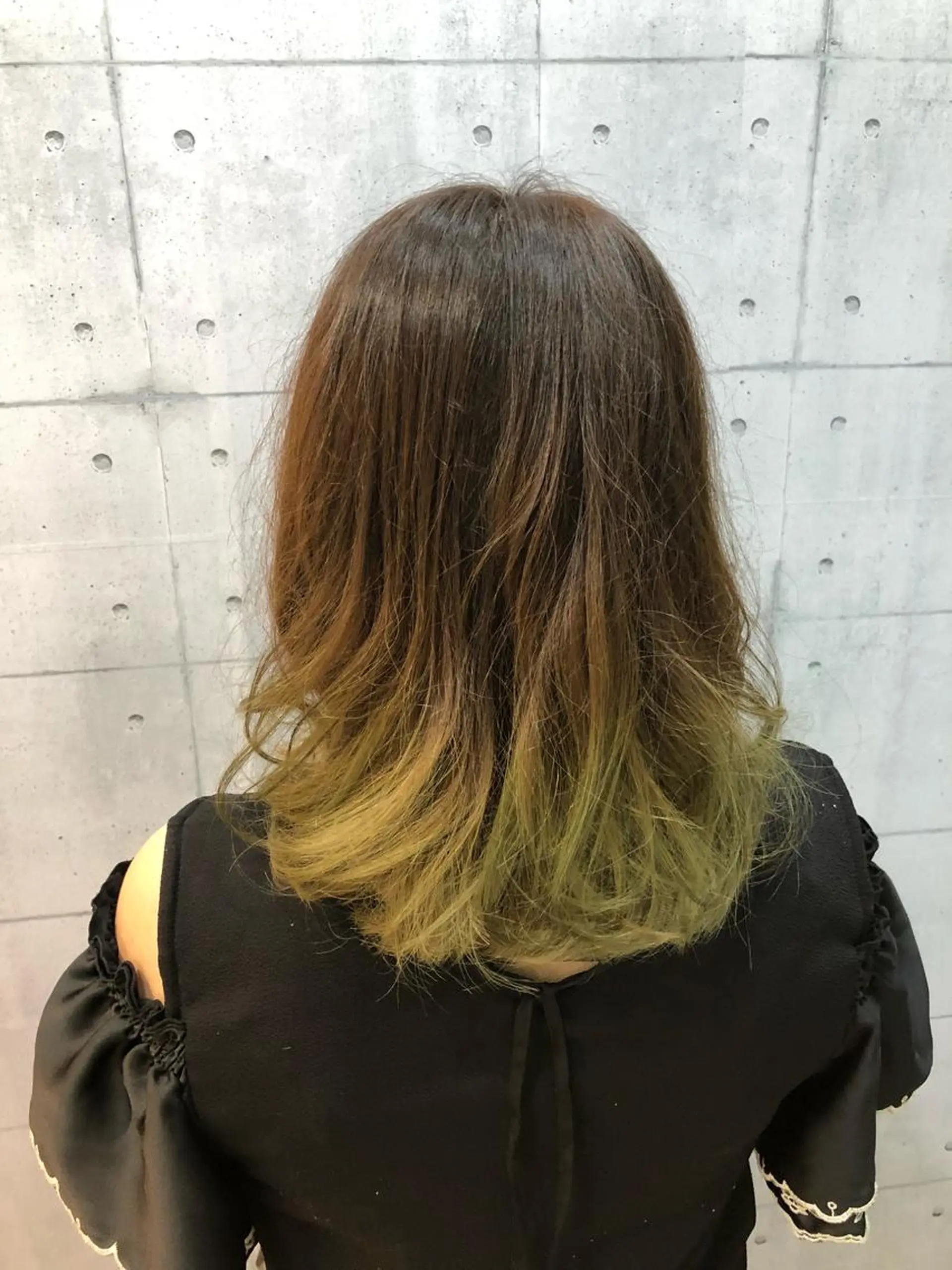 セミロング カラー ブリーチ イルミナカラー 金沢 広美のヘアスタイル
