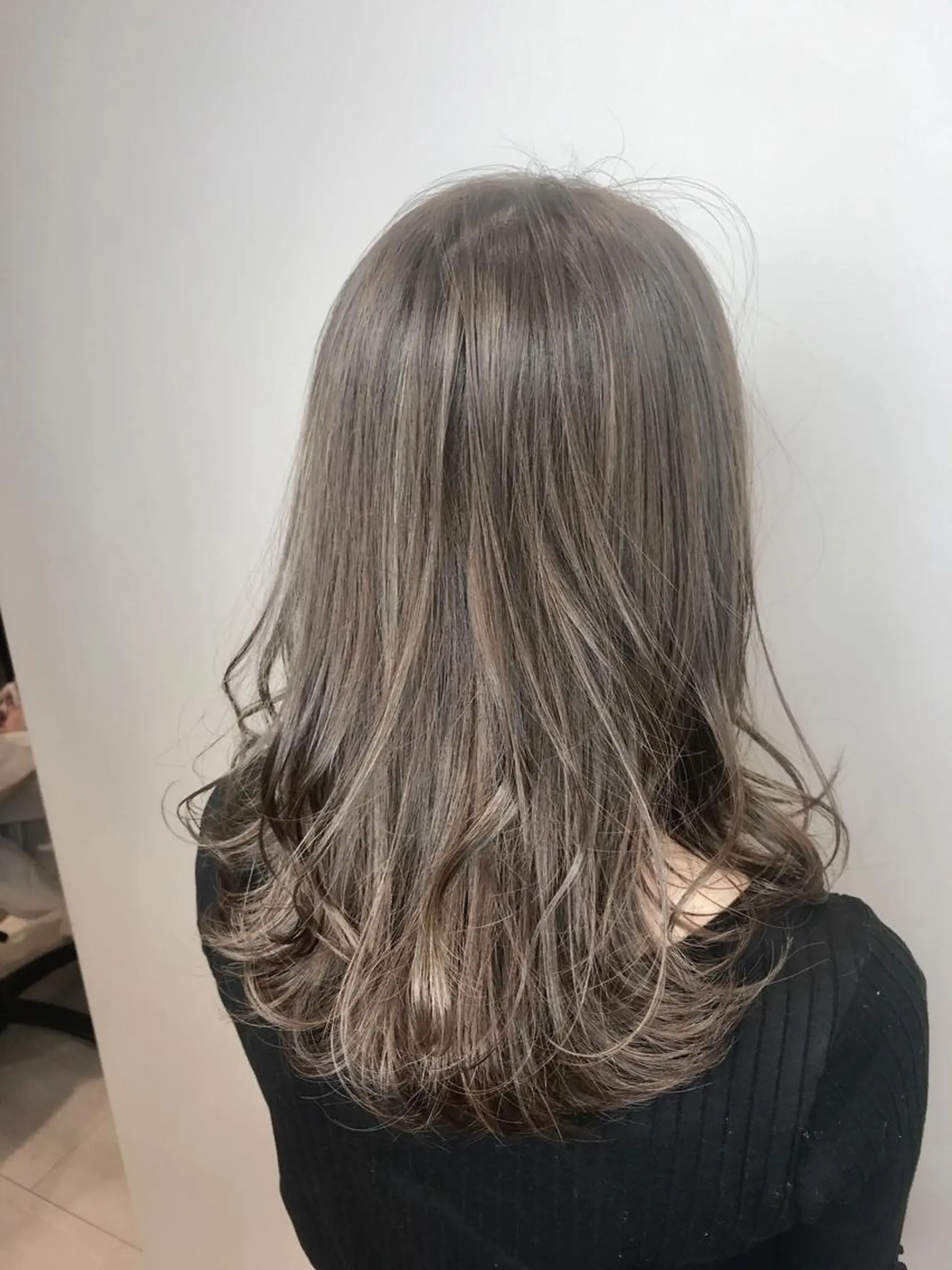 セミロング カラー グレージュ ハイライトカラー ハイライト ヘアカラー トリートメント インナーエクステ渋谷 🦋KAJIのヘアスタイル